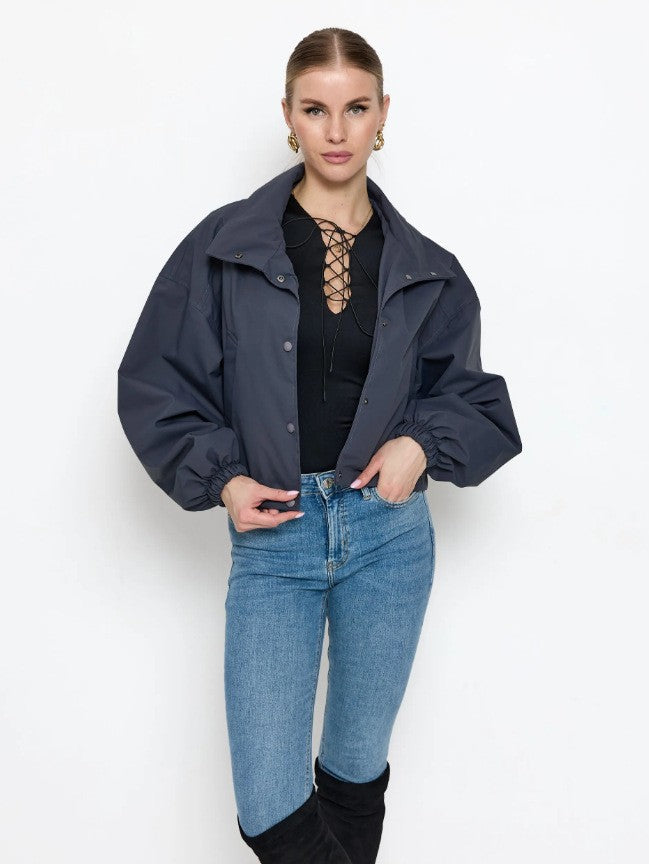 Veste courte à la mode pour femmes avec col haut
