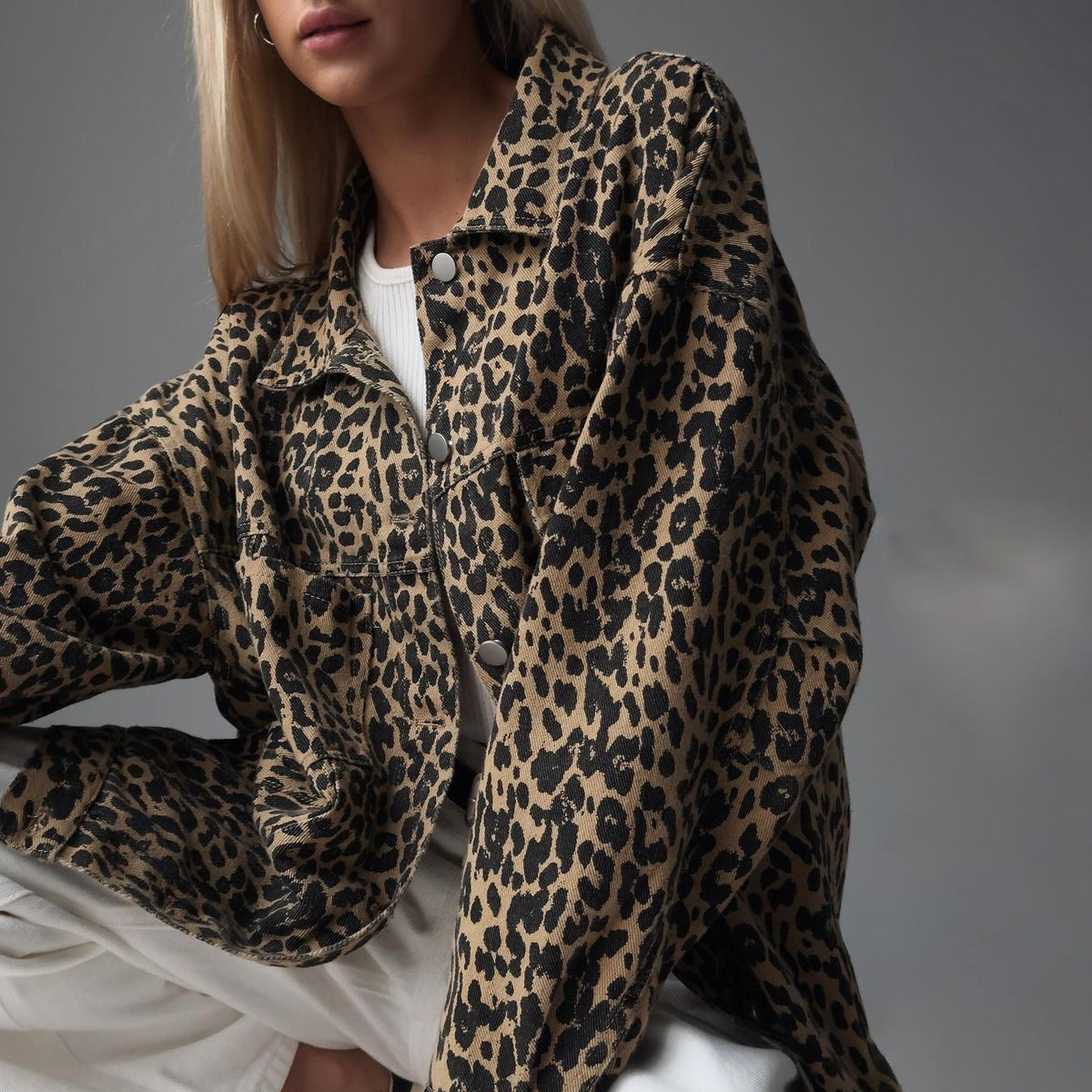 Veste en jean oversize pour femmes avec imprimé léopard et poches poitrine appliquées Echo Archiv