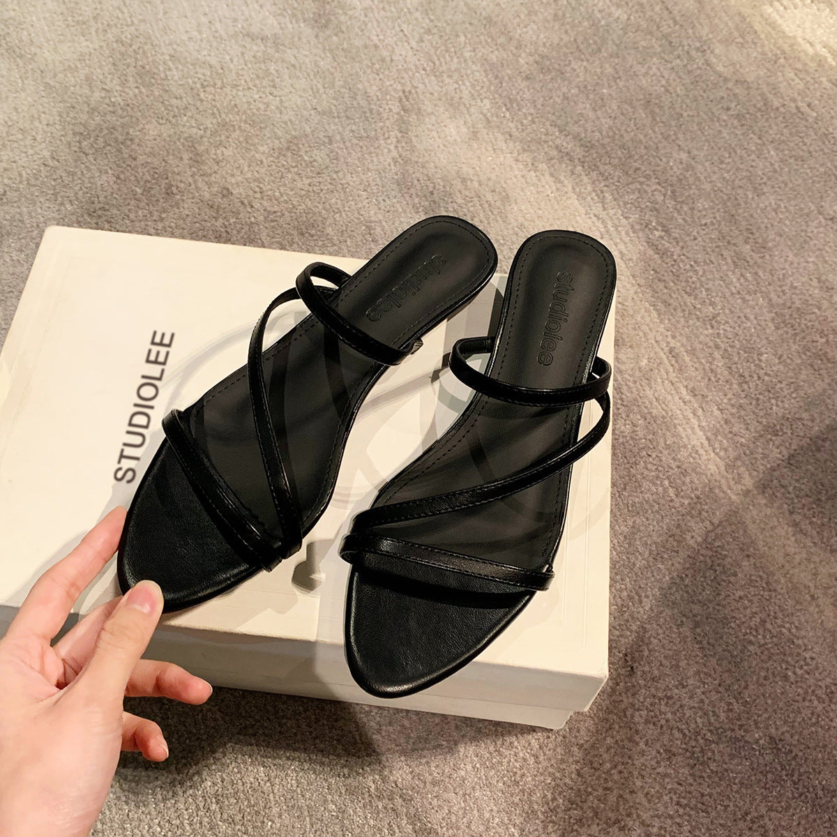 Sandales à brides glamour pour femmes avec une finition métallique élégante R&B