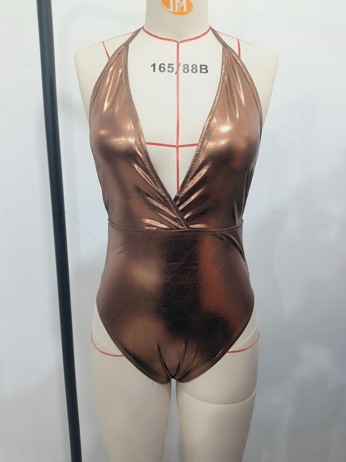 Maillot de bain une pièce haut de gamme pour femmes avec décolleté en V profond et finition brillante R&B