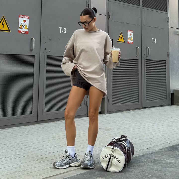 Sweatshirt ultra large pour femmes avec coutures effilochées et ourlet asymétrique Echo Archiv