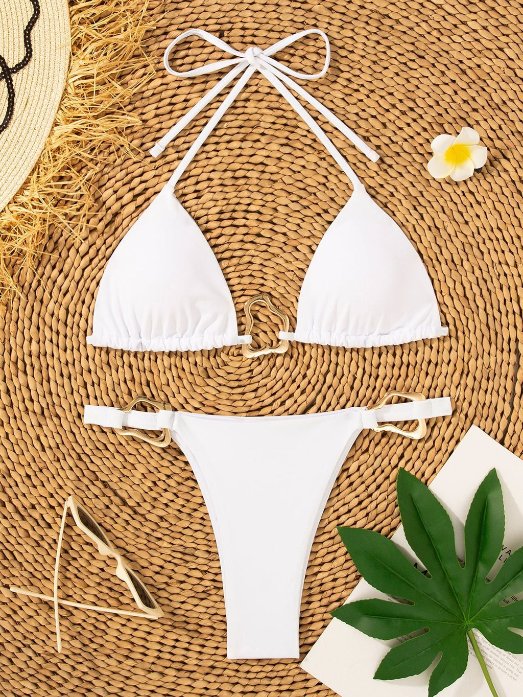 Bikini triangle pour femmes avec bretelles ajustables et détail élégant de boucle R&B