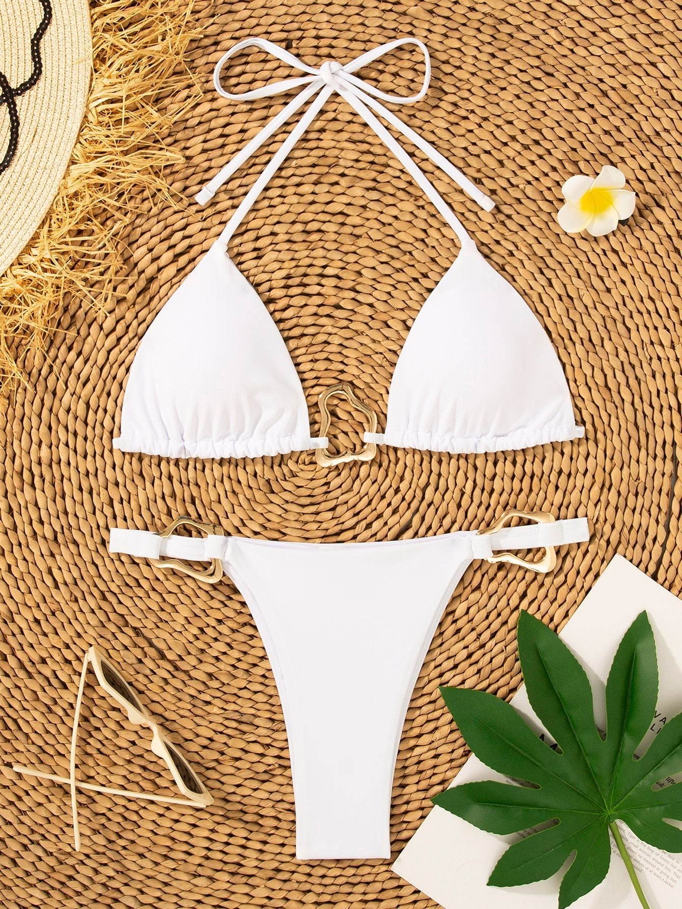 Bikini triangle pour femmes avec bretelles ajustables et détail élégant de boucle R&B