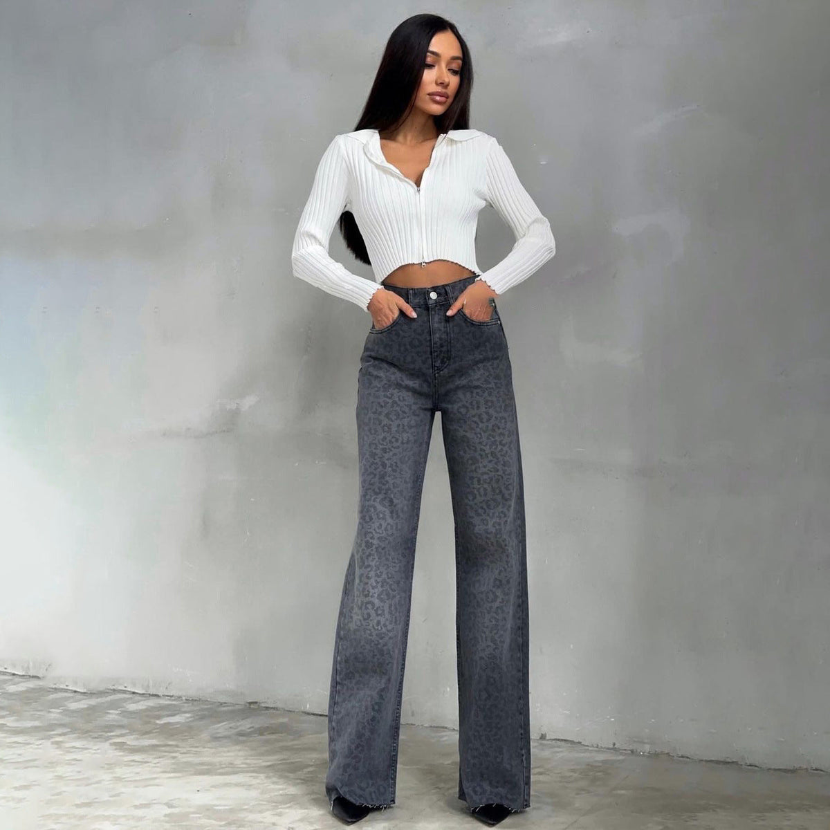 Jeans évasés taille haute pour femmes avec imprimé léopard discret, jambe large et ourlet brut Echo Archiv