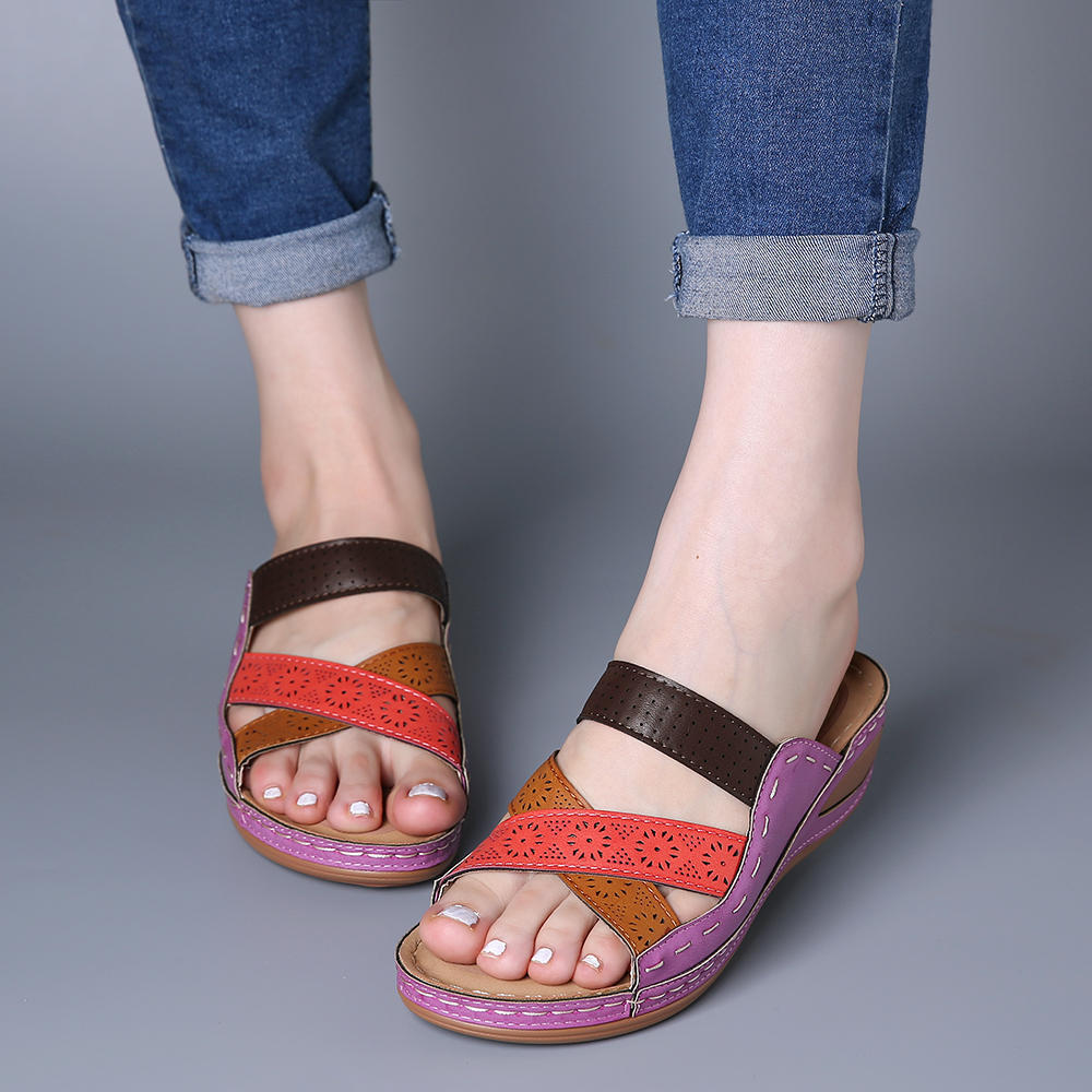 Sandales compensées pour femmes avec une semelle intérieure confortable et des brides à la mode R&B