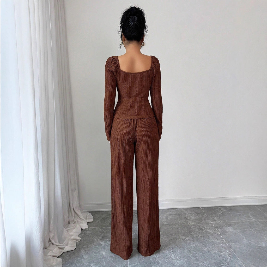 Ensemble de blouse et pantalon cintré en crinkle-plié avec manches bouffantes et boutons décoratifs R&B
