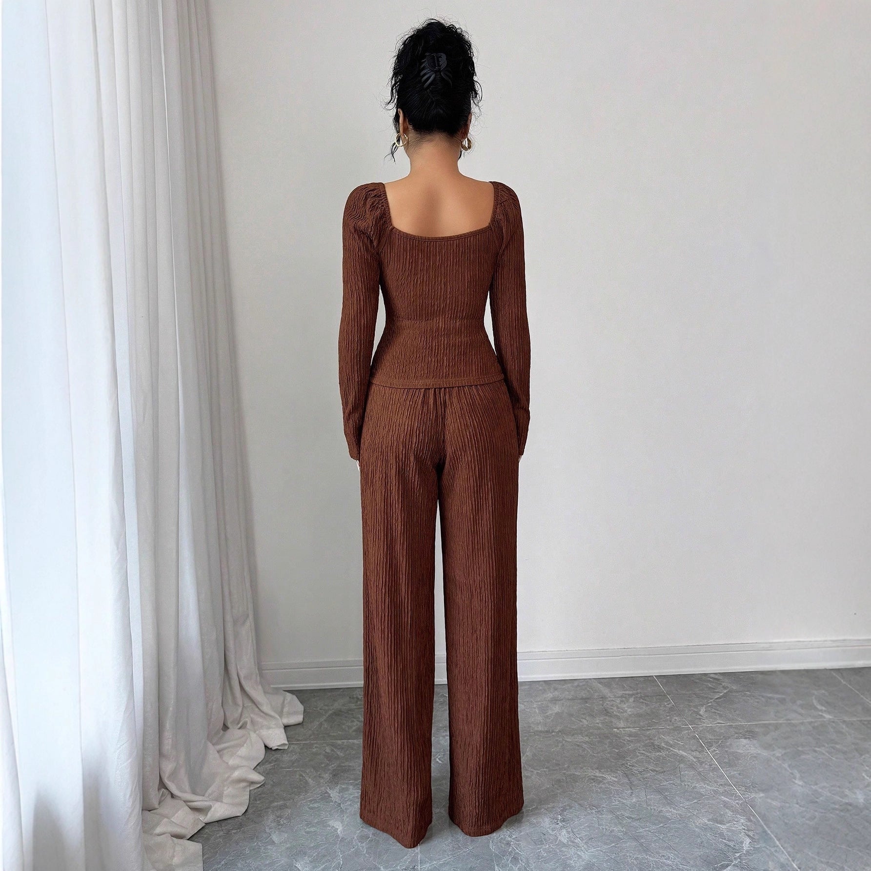 Ensemble de blouse et pantalon cintré en crinkle-plié avec manches bouffantes et boutons décoratifs R&B