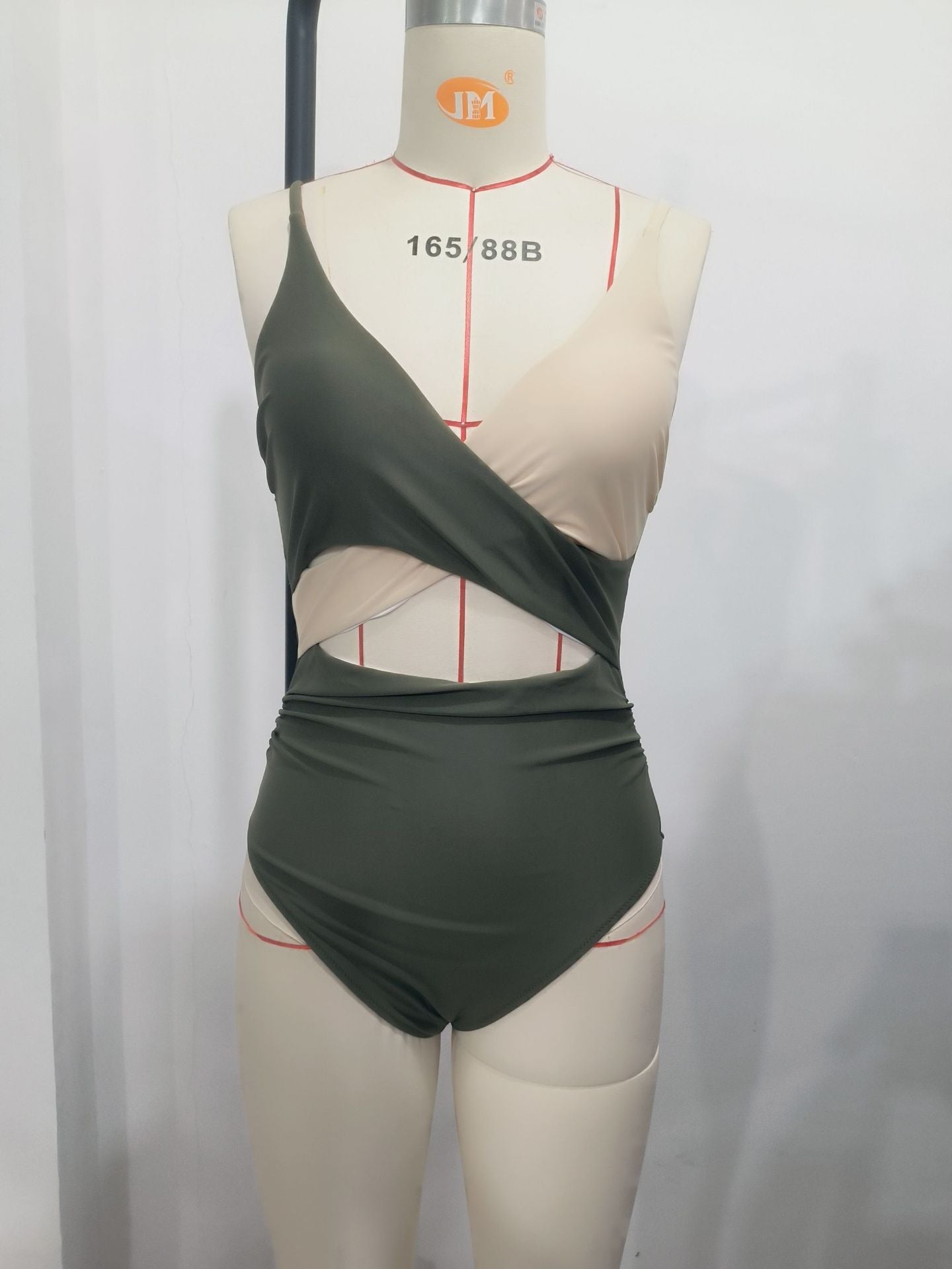 Maillot de bain une pièce moderne pour femmes avec coupe asymétrique et détails drapés R&B