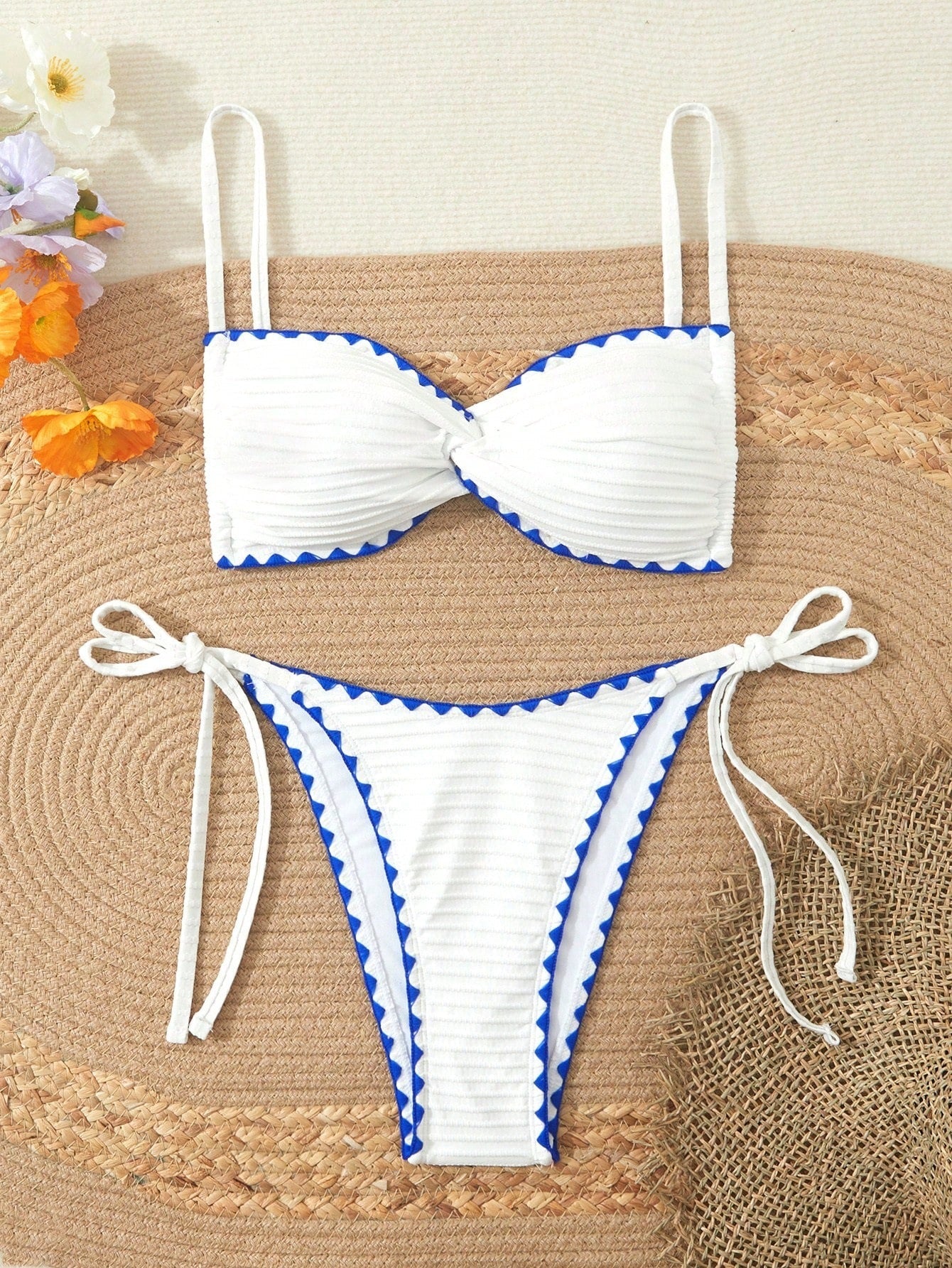Bikini triangle femme avec volant décoratif Echo Archiv