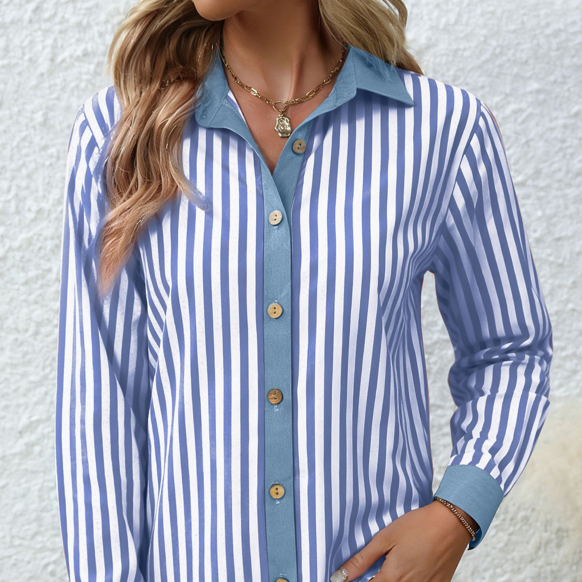 Blouse à rayures pour femmes avec bord contrasté et boutons en bois Echoarchiv