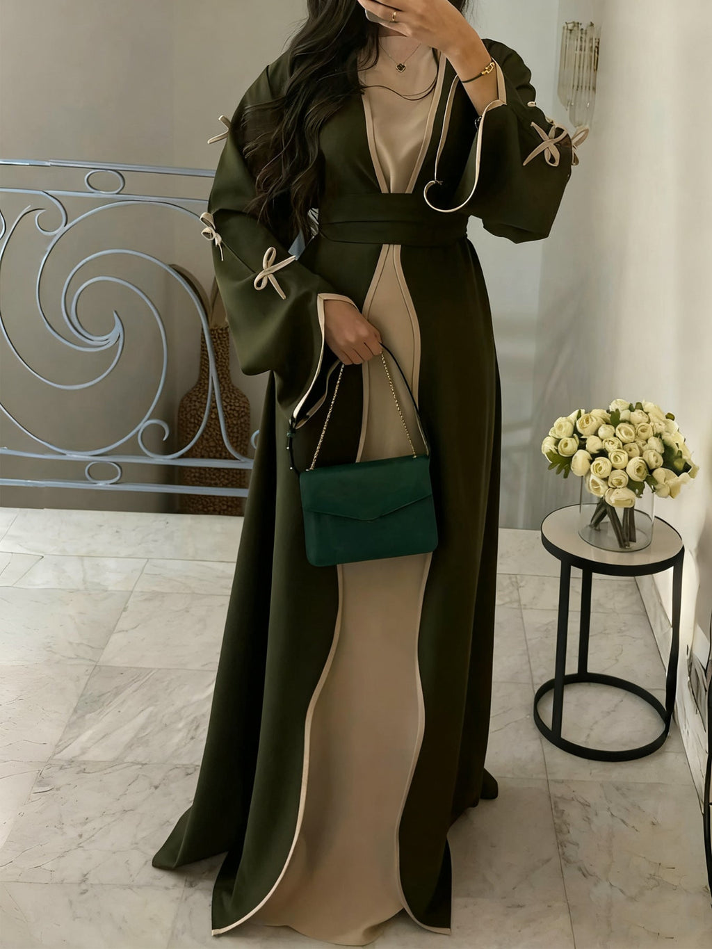 Abaya-Kaftan élégant pour femmes avec manches évasées en trompette, empiècement contrasté et ceinture nouée Echo Archiv