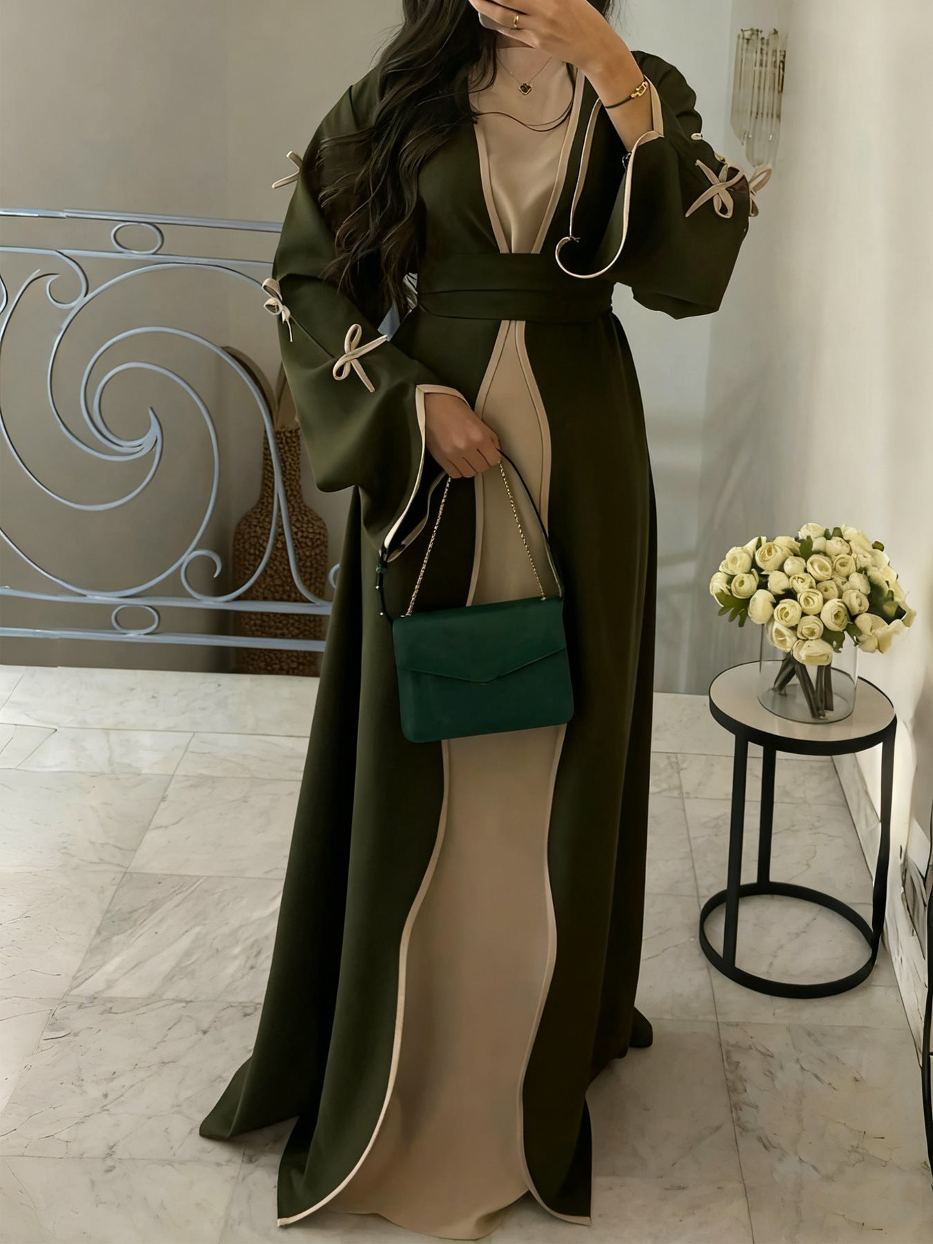Abaya-Kaftan élégant pour femmes avec manches évasées en trompette, empiècement contrasté et ceinture nouée Echo Archiv