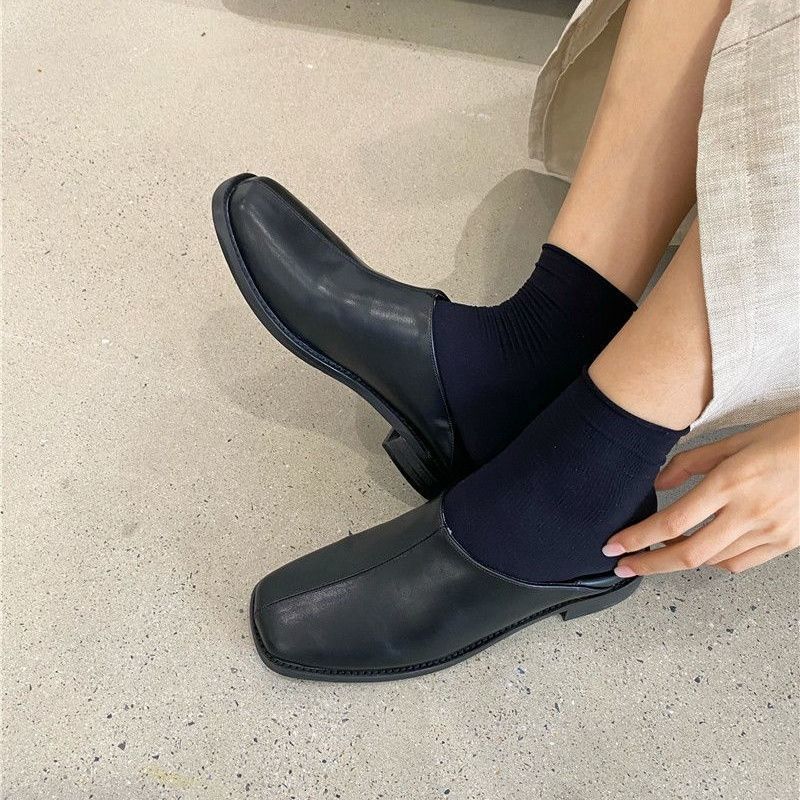 Chaussons élégants pour femmes avec des accents modernes R&B