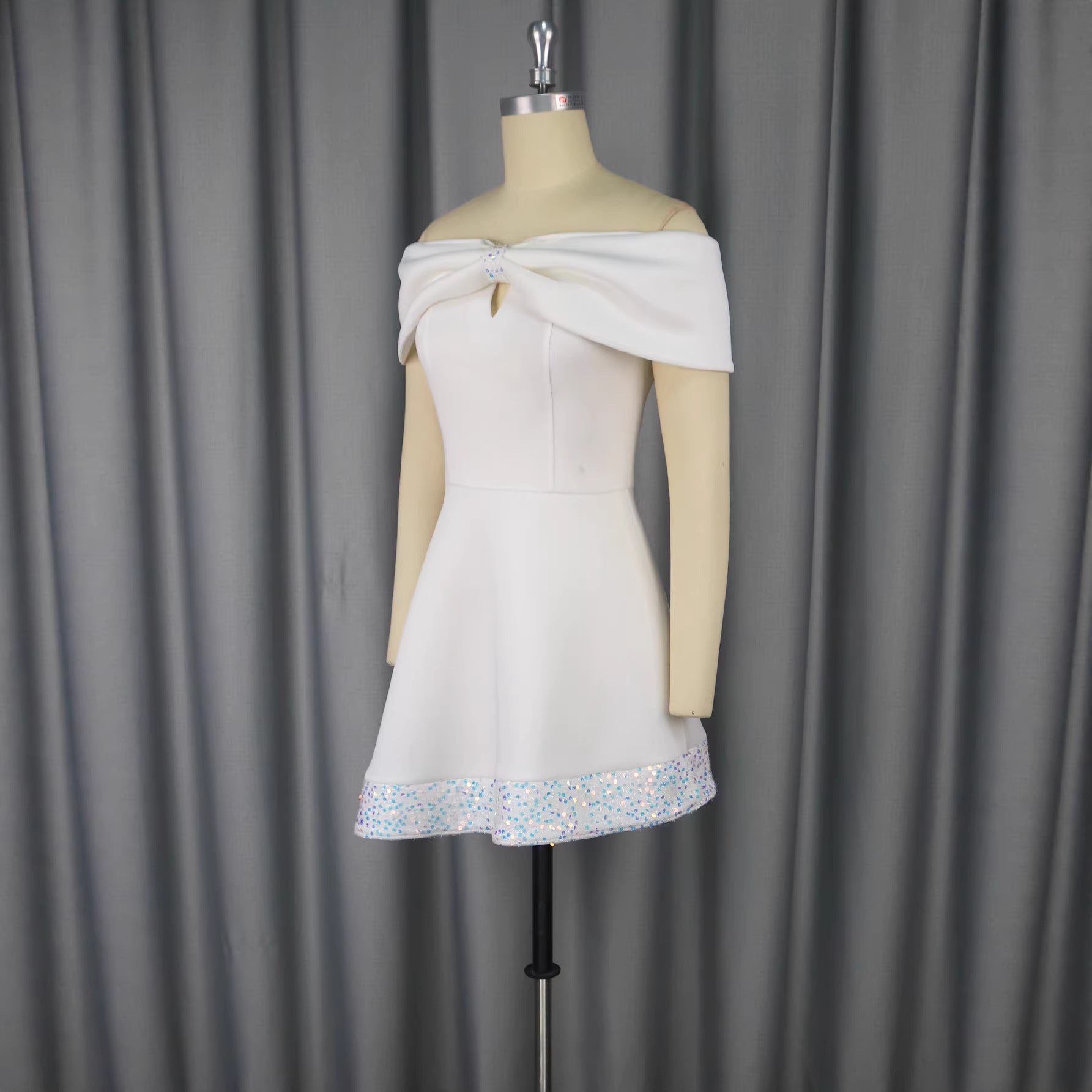 Robe courte femme avec un design élégant décolleté et un ourlet scintillant R&B