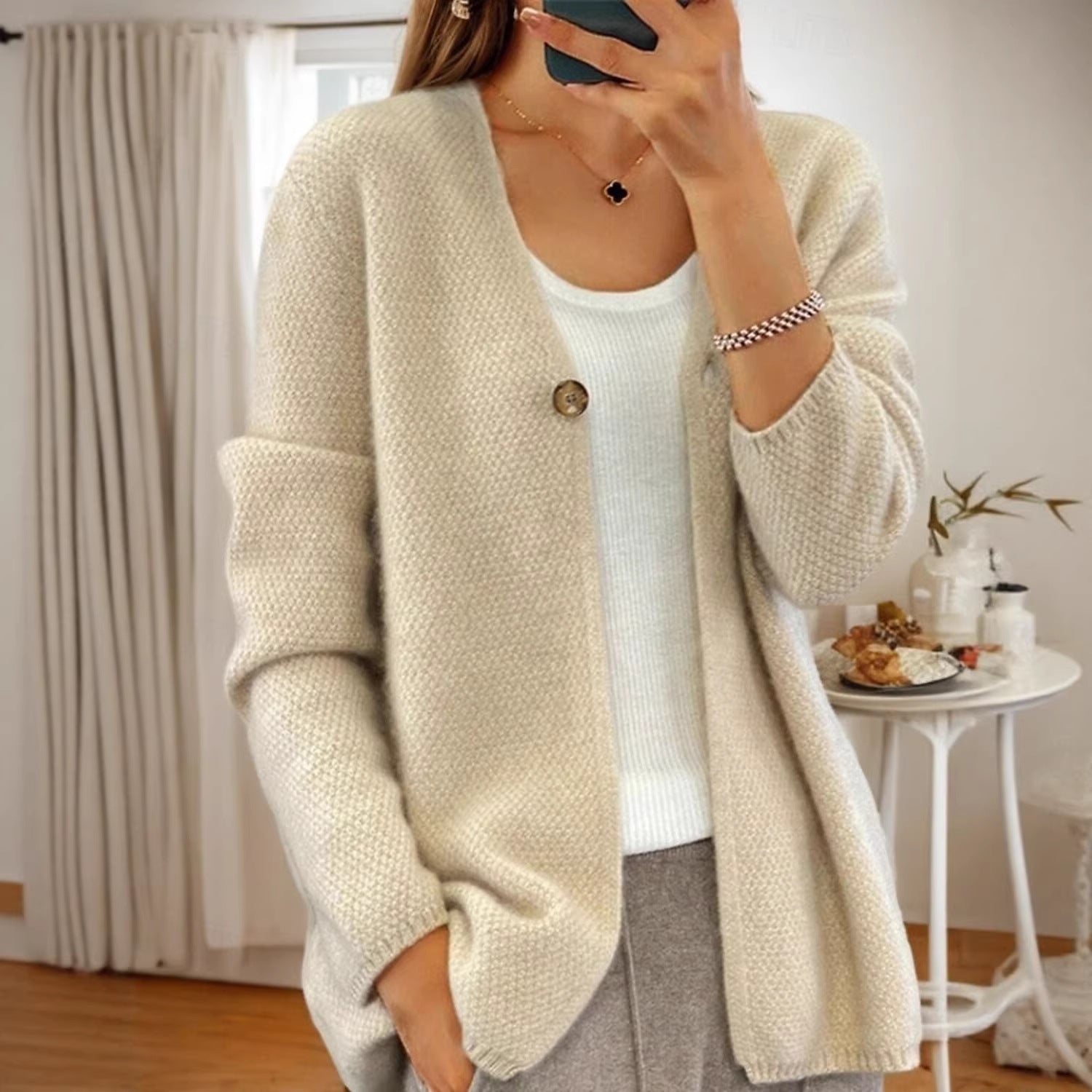 Cardigan en tricot structuré pour femmes avec décolleté en V et patte de boutonnage cachée Echo Archiv