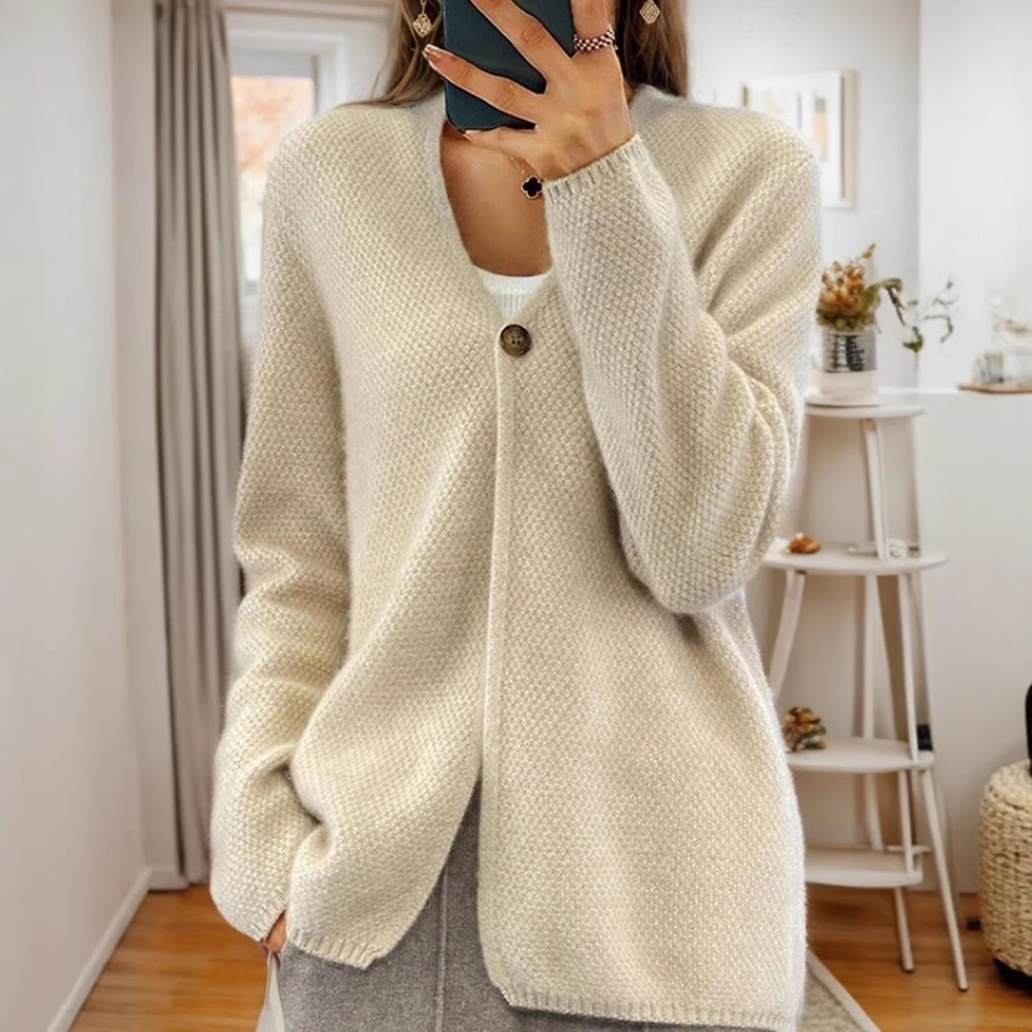 Cardigan en tricot structuré pour femmes avec décolleté en V et patte de boutonnage cachée Echo Archiv