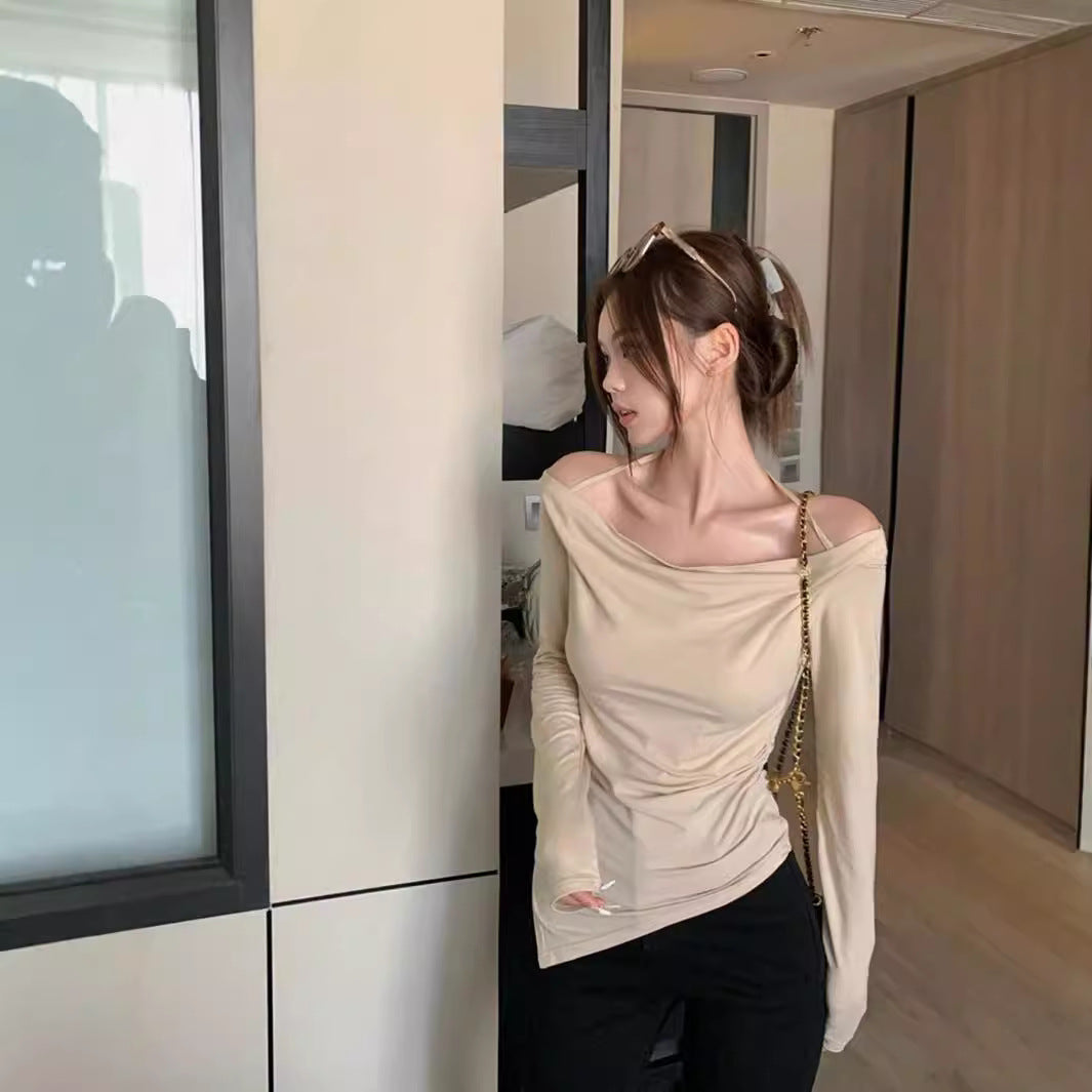 Haut à manches longues sans épaules en cowl avec de fines bretelles spaghetti et coupe sculptante à la taille