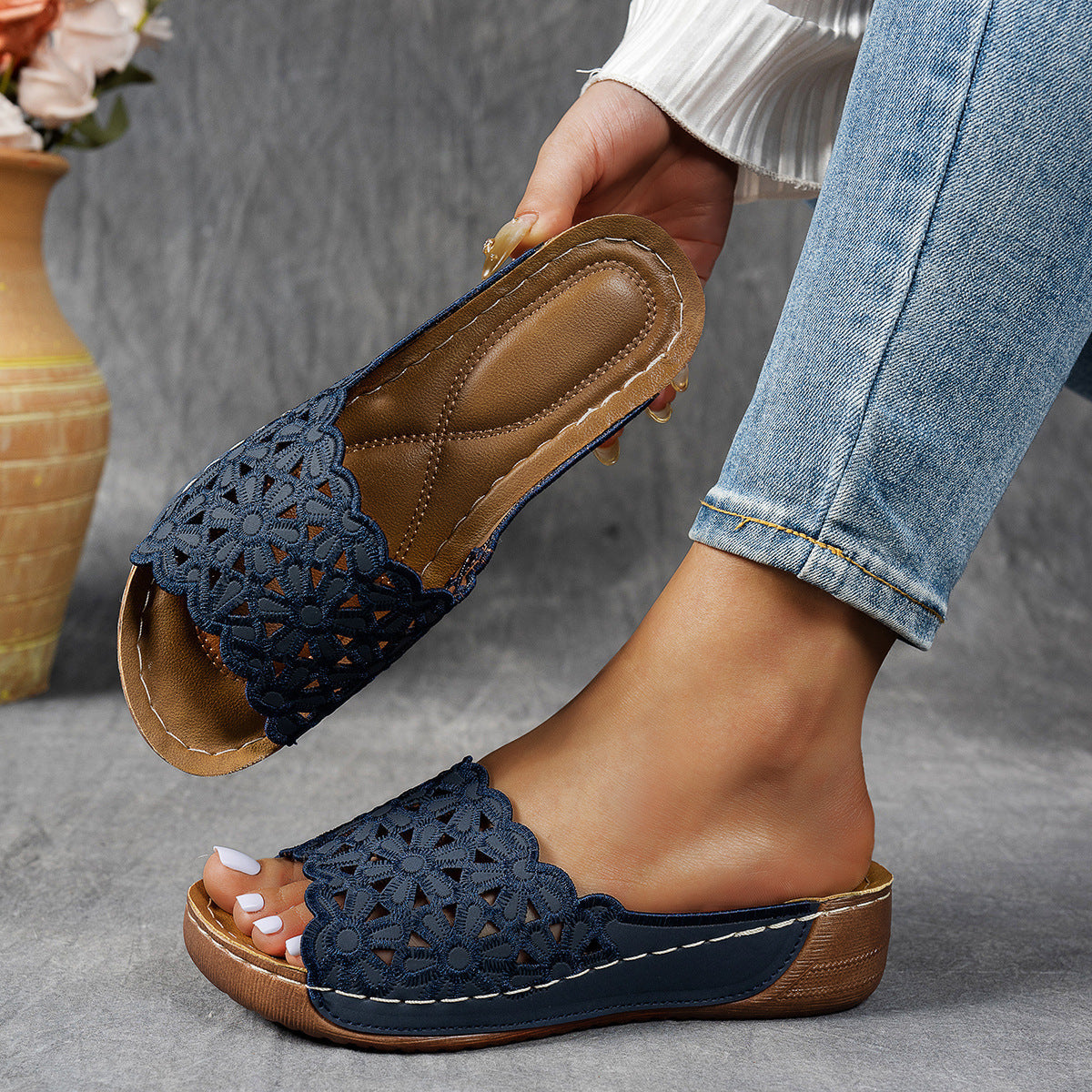 Mules confortables pour femmes avec une coupe florale à la mode et semelle antidérapante R&B