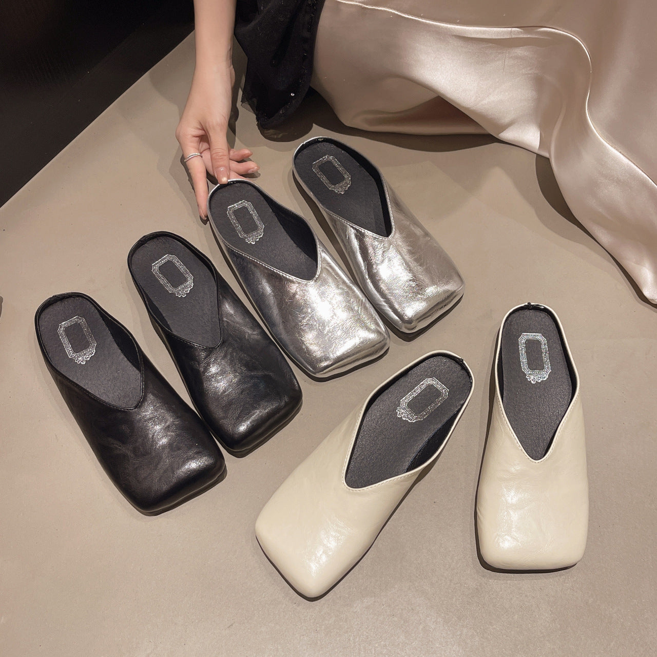 Mules pour femmes avec surface métallique à la mode et semelle ergonomique R&B