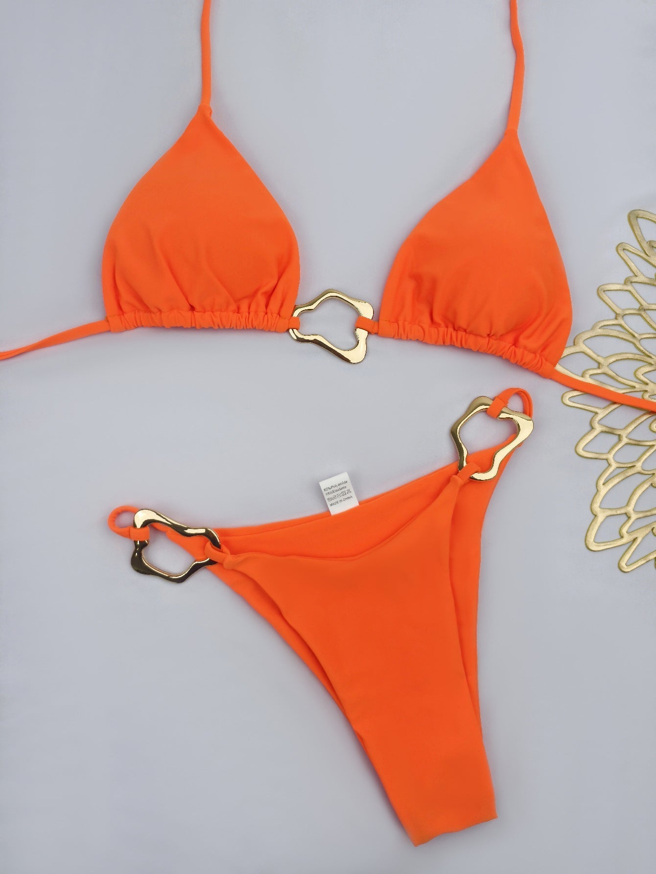 Bikini triangle femme avec détails dorés élégants Echo Archiv