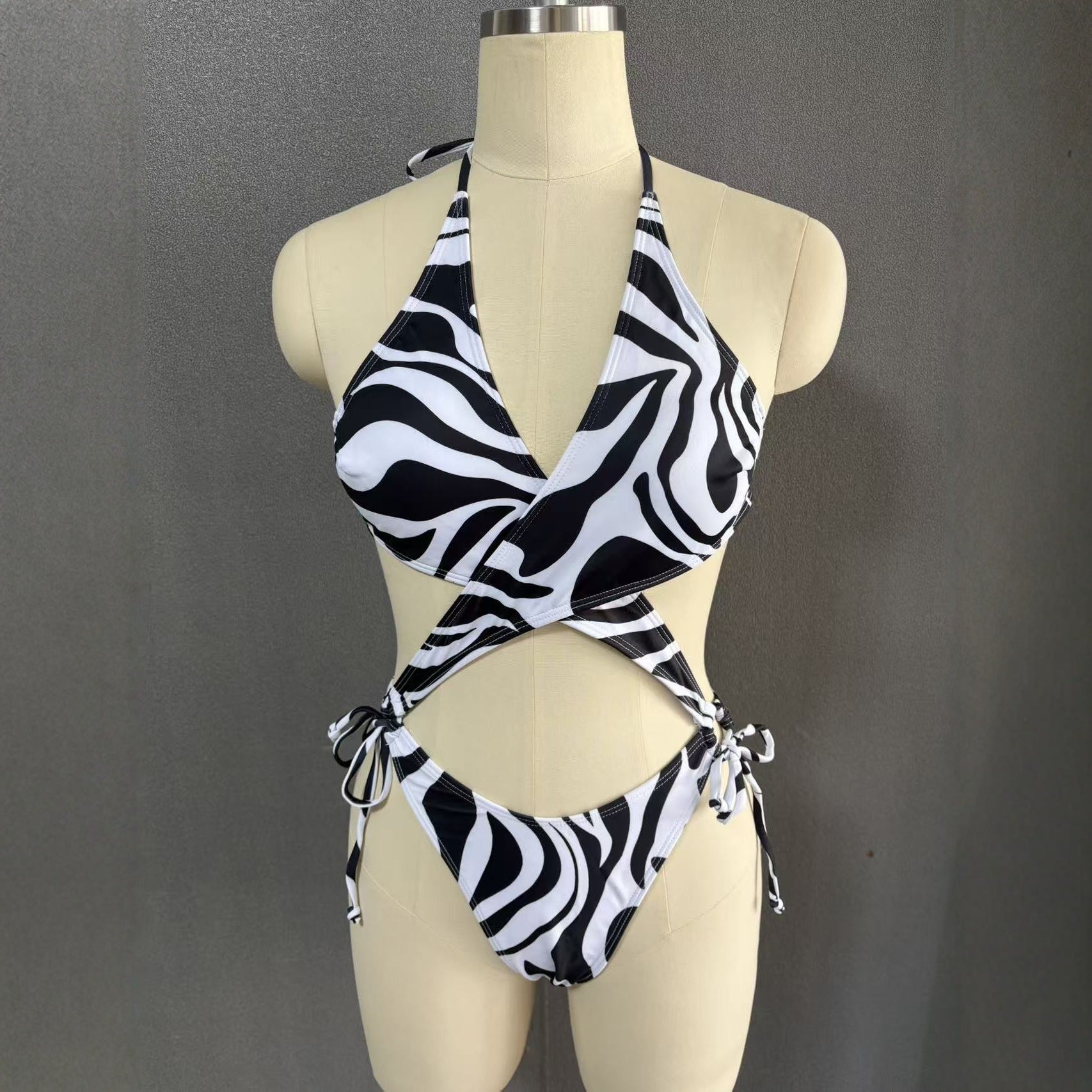 Maillot de bain tendance pour femmes avec design croisé Echo Archiv