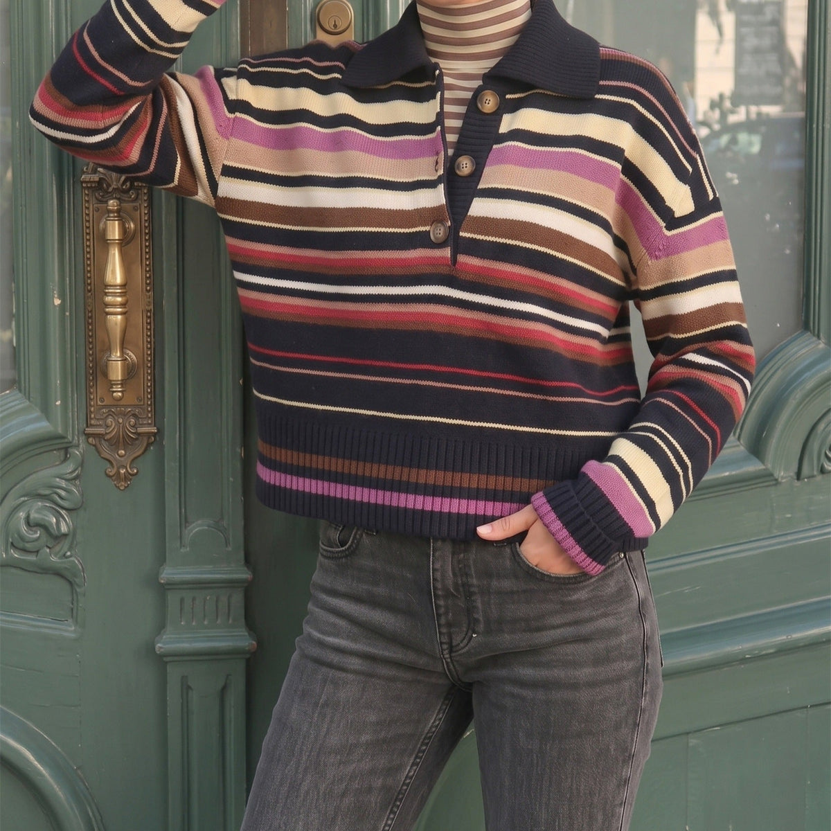 Pull en tricot rayé pour femmes avec col polo et patte de boutonnage Echoarchiv