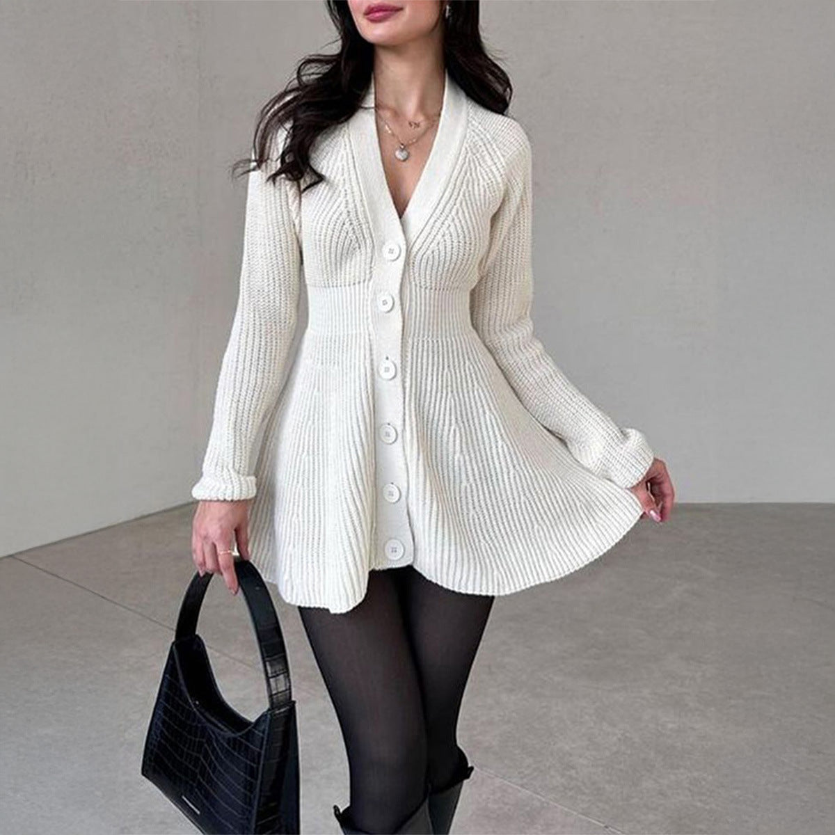 Robe tricotée ajustée pour femmes avec boutonnière intégrale, décolleté en V et jupe évasée en A - Echo Archiv