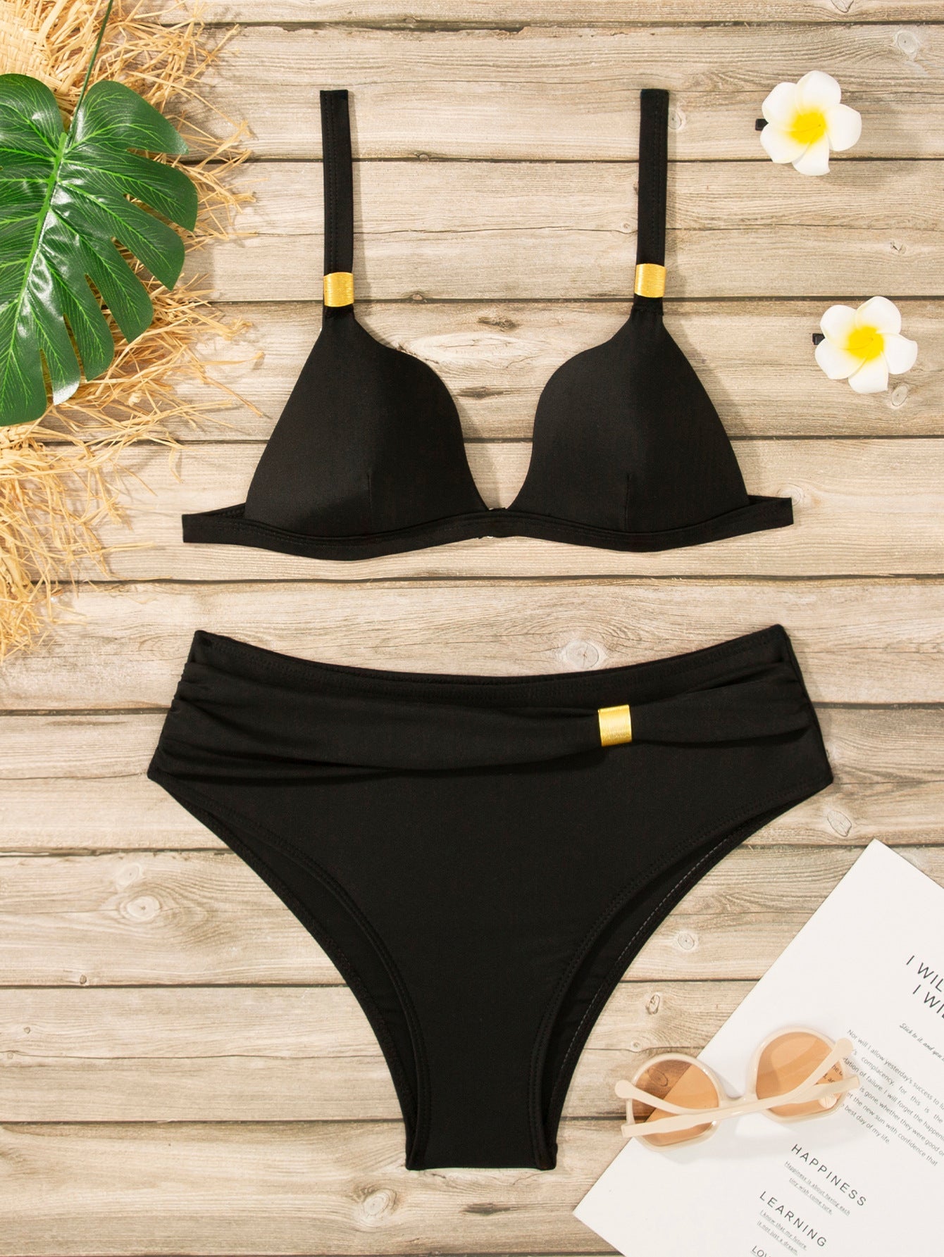 Bikini pour femmes avec un design élégant et un accent doré Echo Archiv