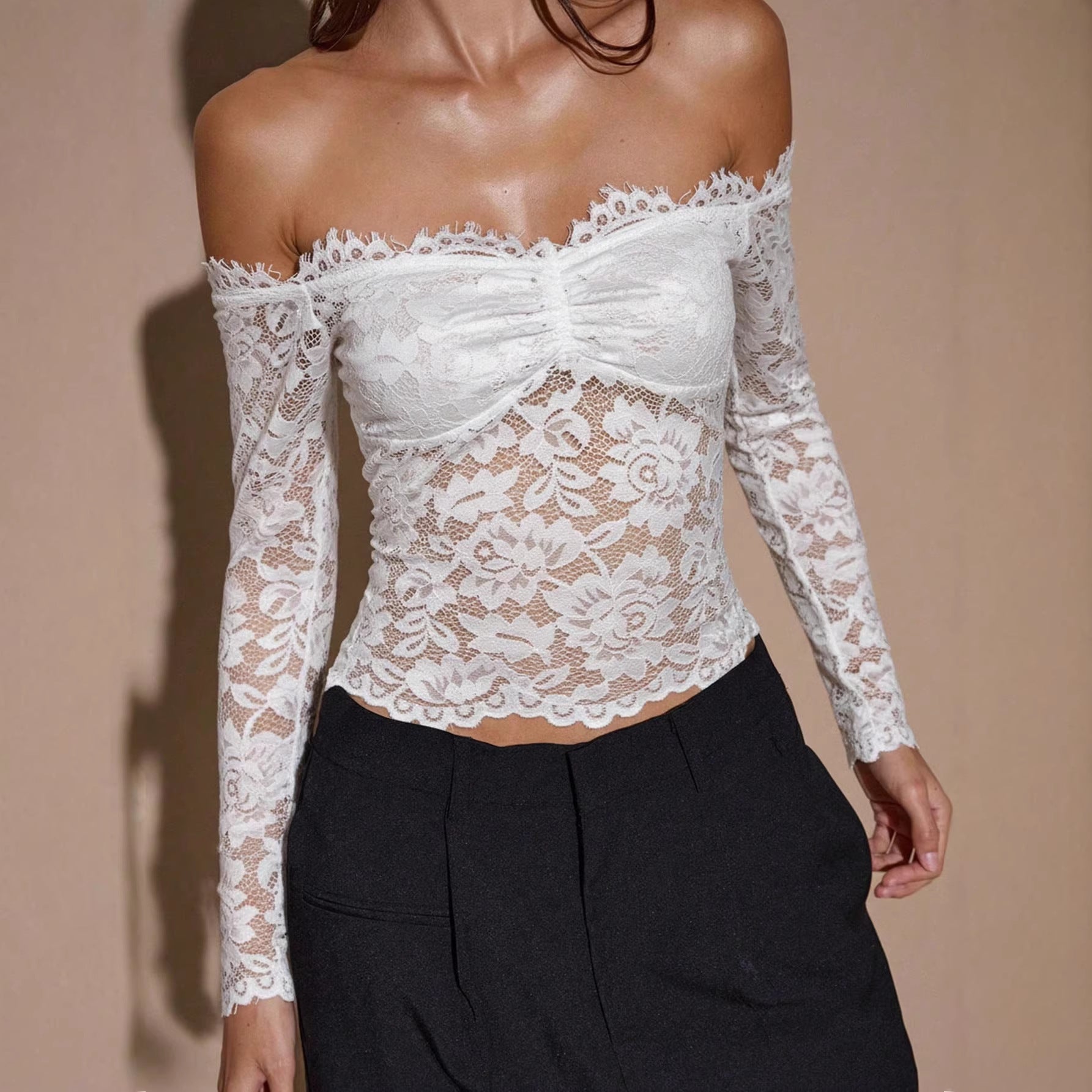 Top en dentelle semi-transparent sans épaules pour femmes avec décolleté Carmen, fronces au niveau du bustier et manches longues R&B