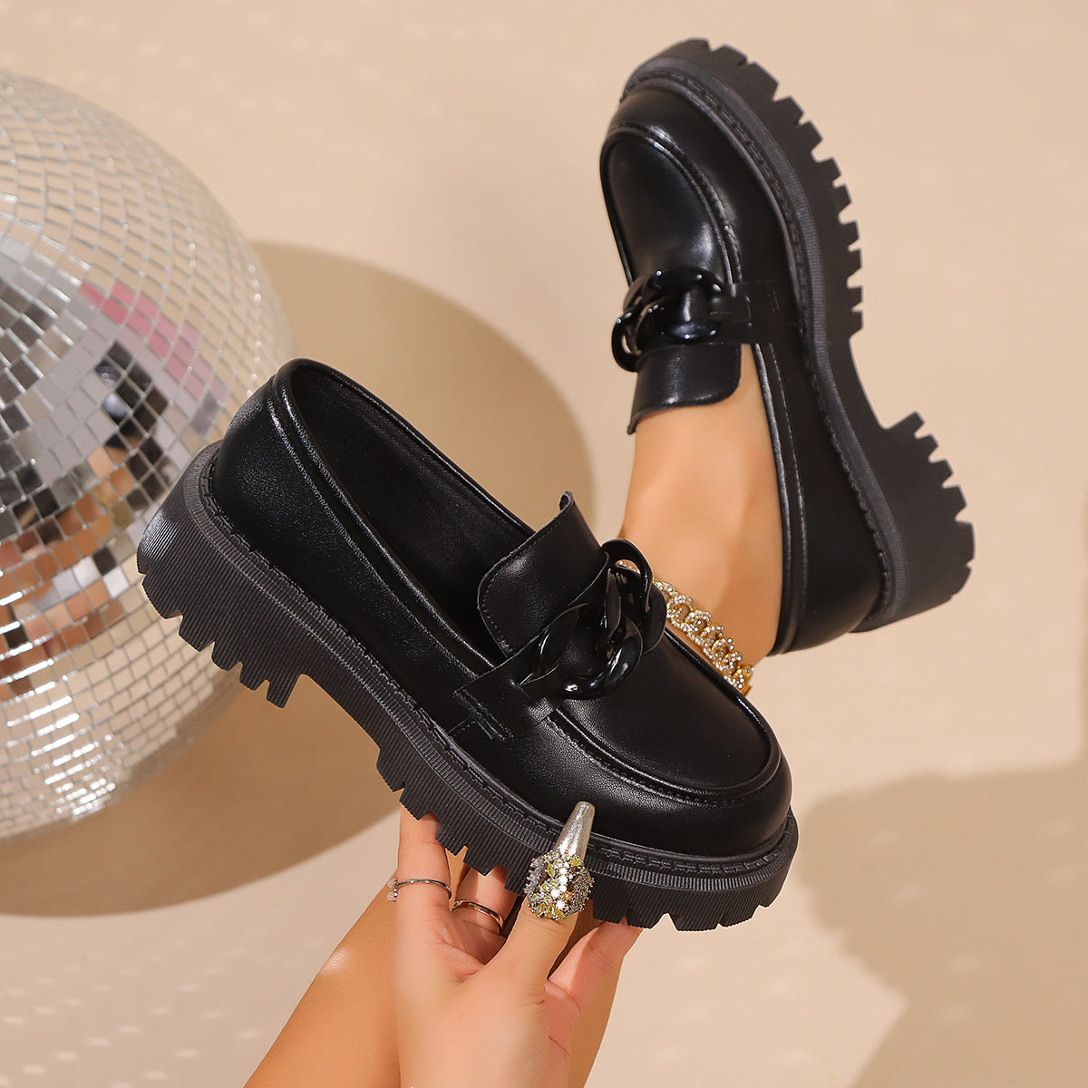 Mocassins pour femmes avec une semelle robuste et un design élégant de lanières R&B