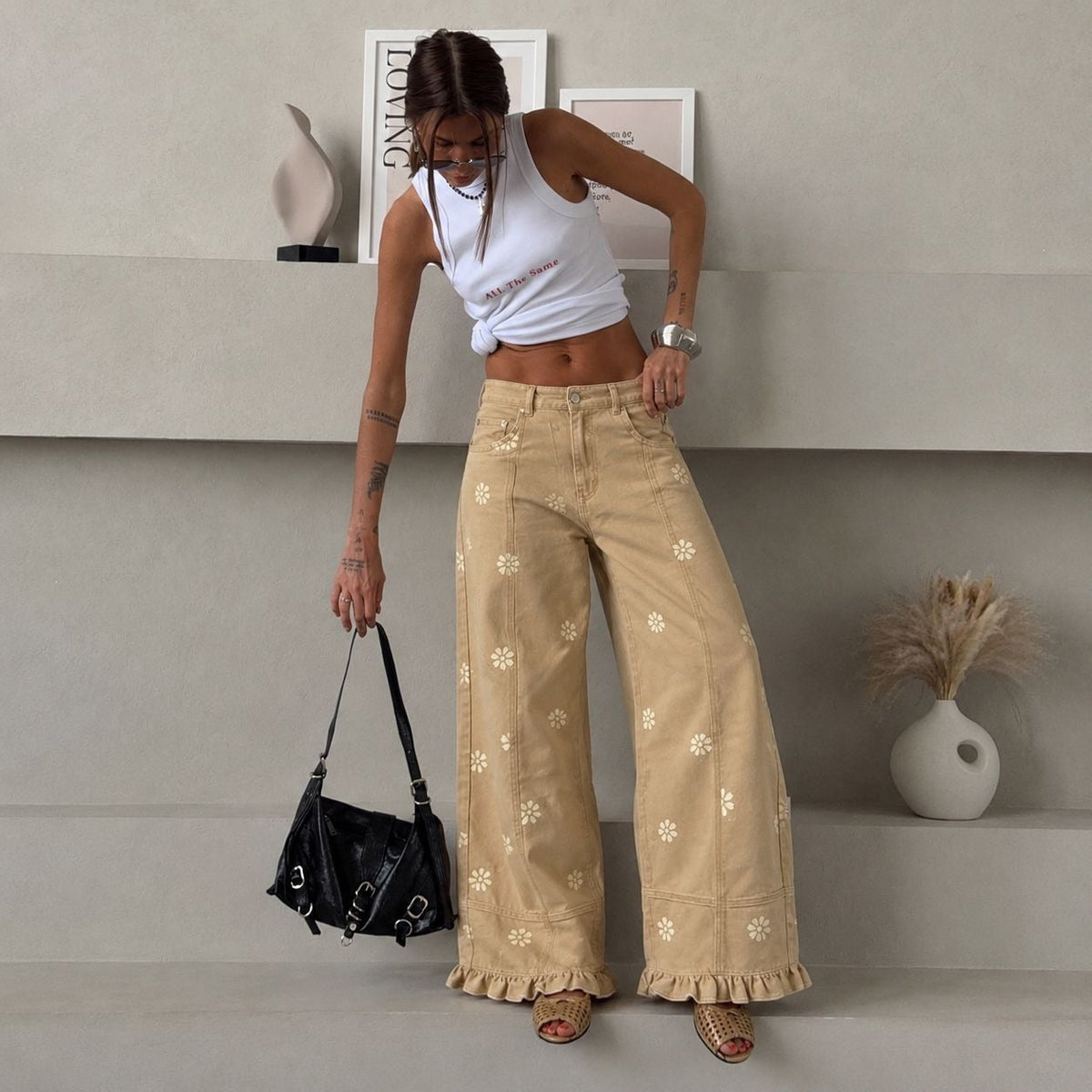 Pantalon en denim large pour femmes avec imprimé marguerite, taille haute et finition à volants Echo Archiv