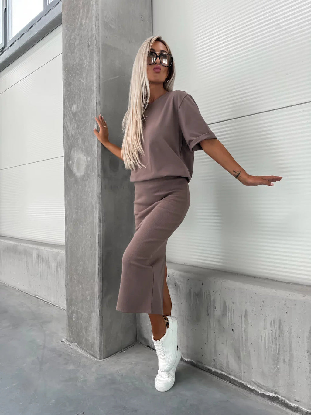 Ensemble tricoté deux pièces pour femmes avec t-shirt boxy oversize et jupe midi flatteuse avec fente latérale Echo Archive