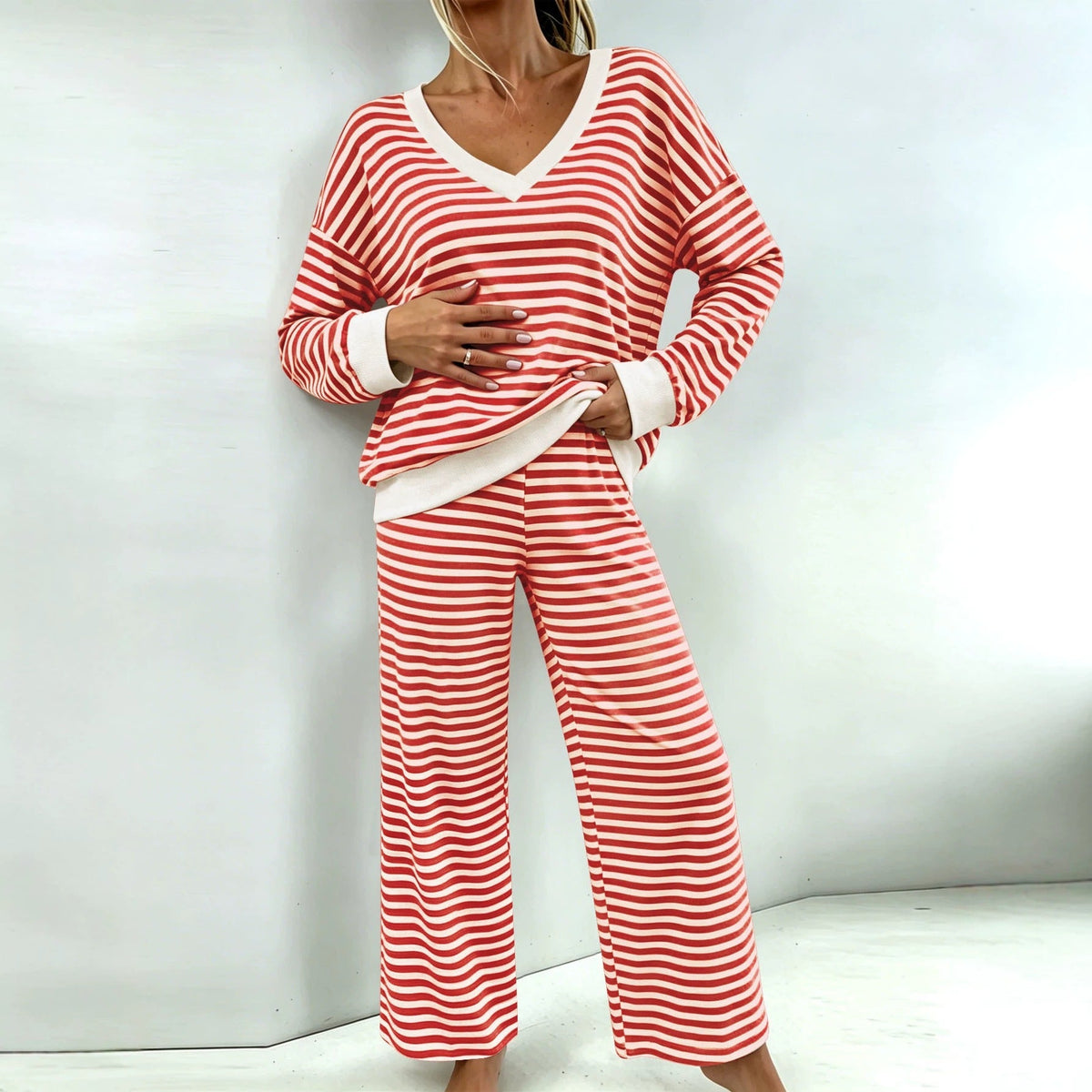 Ensemble de Lounge Rayé pour Femmes avec Décolleté en V, Pull Oversize et Pantalon Palazzo Echoarchiv