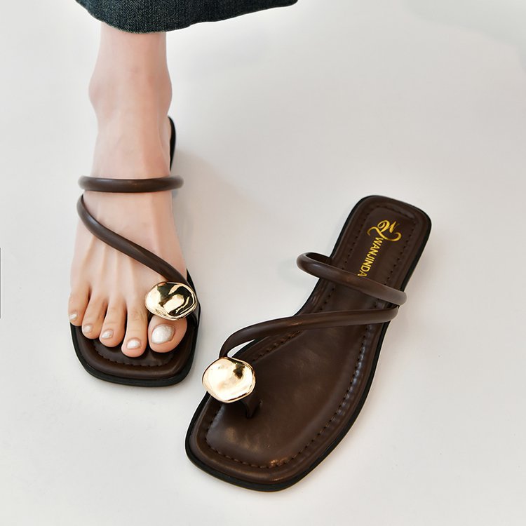Sandales élégantes pour femmes avec un design de lanière élégant et un détail bijou accrocheur R&B