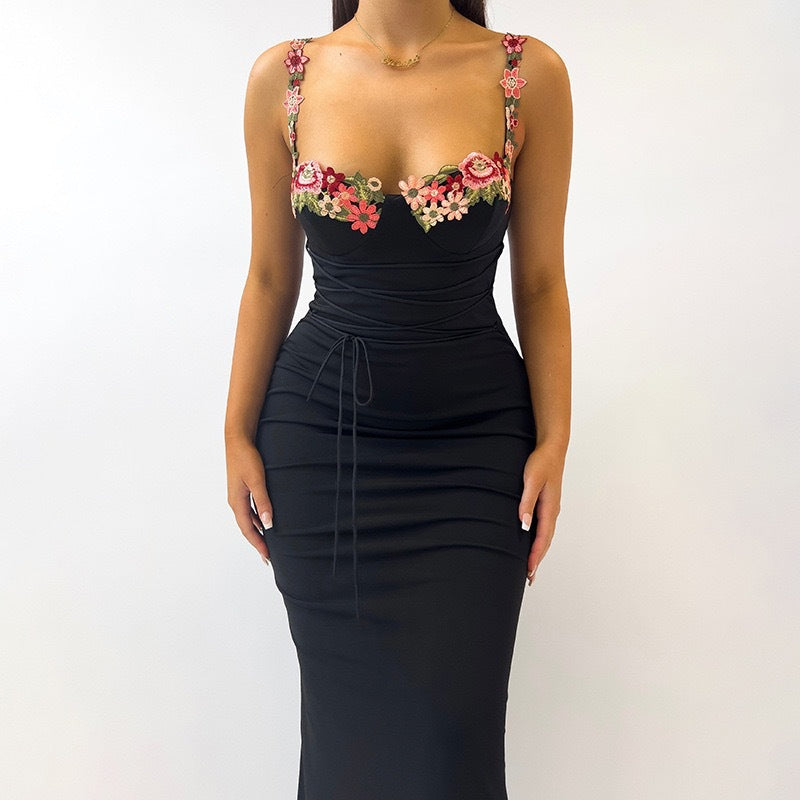 Robe maxi ludique pour femmes avec bretelles florales et élégante fronce R&B