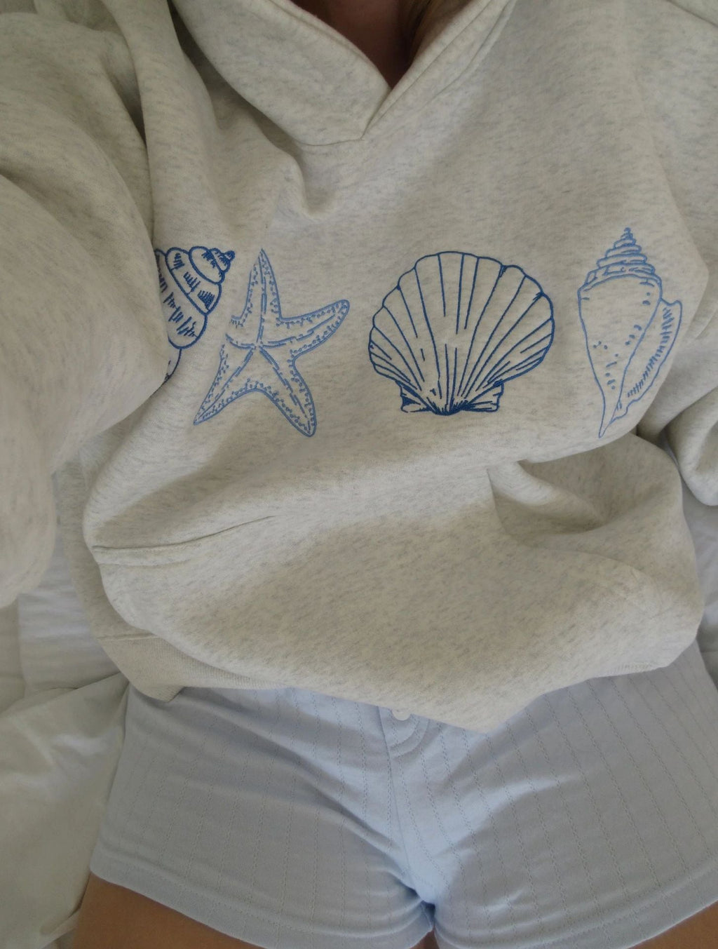 Hoodie pour femmes avec design floral brodé et doublure de capuche imprimée Echoarchiv