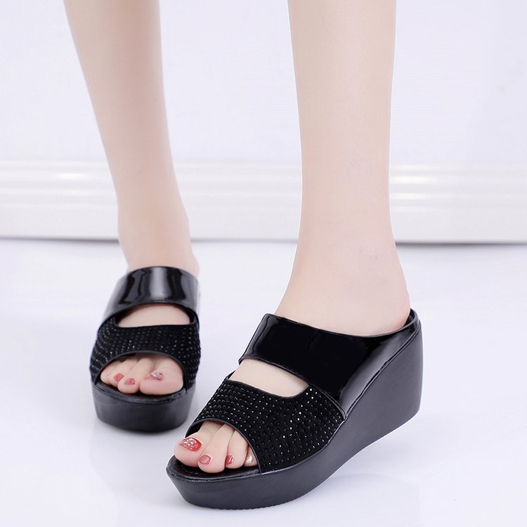 Sandales compensées pour femmes avec semelle amortissante confortable et décoration élégante R&B