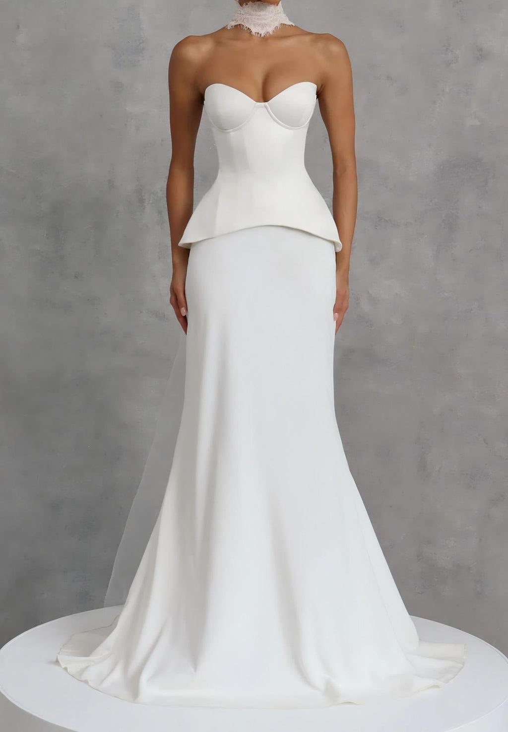Robe de mariée ajustée pour femmes avec silhouette peplum R&B
