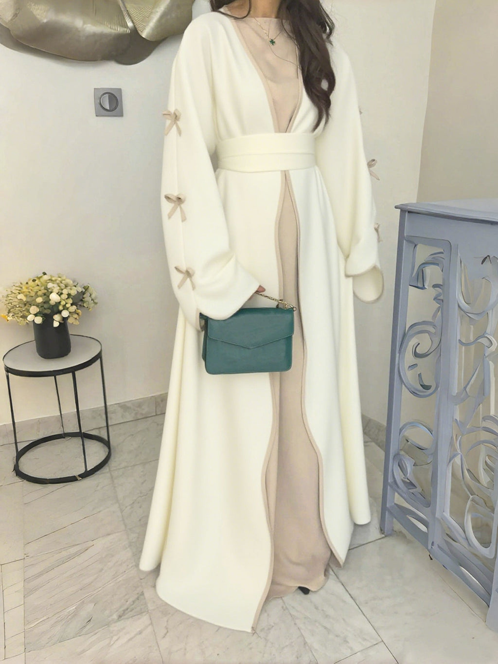 Abaya-Kaftan élégant pour femmes avec manches évasées en trompette, empiècement contrasté et ceinture nouée Echo Archiv