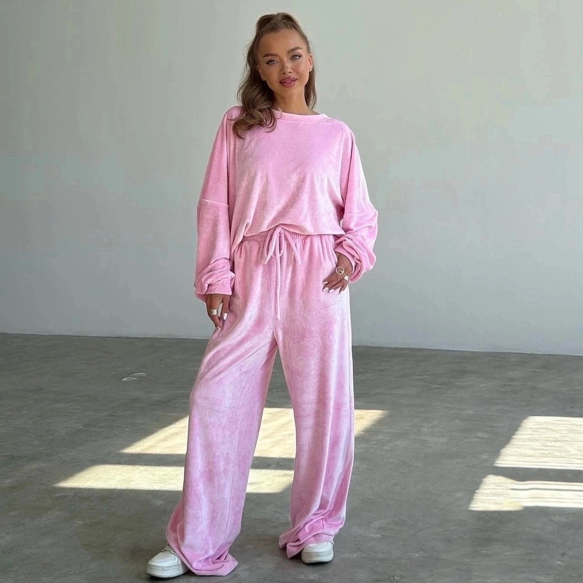 Ensemble de détente en velours luxueux pour femmes avec col rond oversize et jogger taille haute Echo Archiv