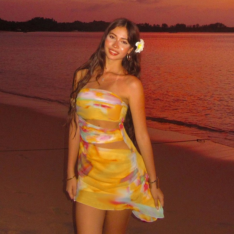 Robe de plage pour femmes avec un design moderne et coloré et une coupe élastique R&B