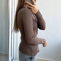 Cardigan en maille côtelée ajusté pour femmes avec patte de boutonnage cachée et ourlet ondulé Echo Archiv