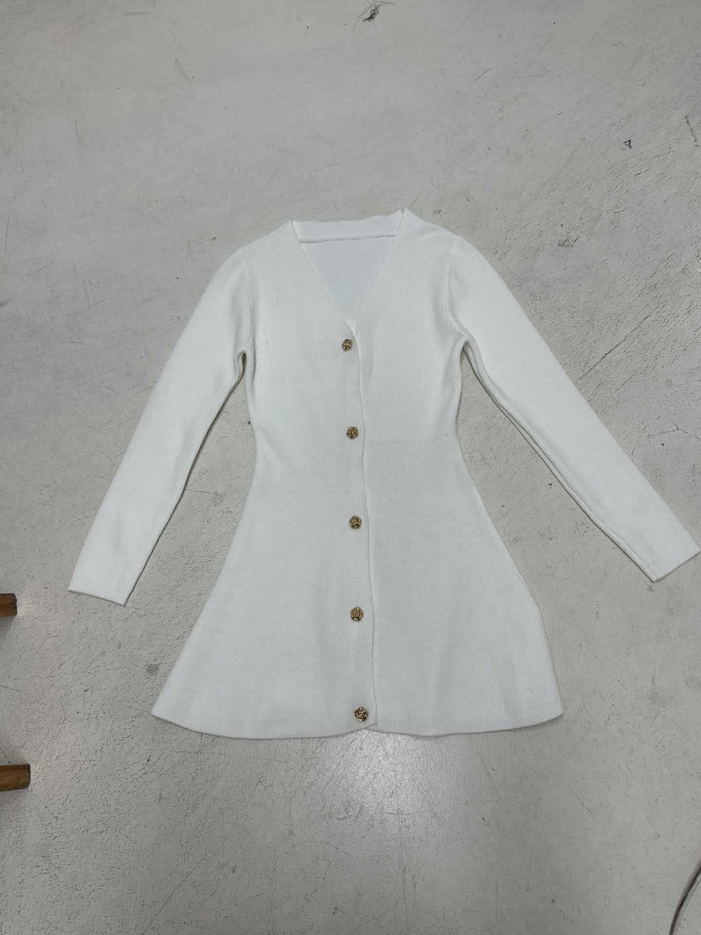 Robe-cardigan ajustée en tricot pour femmes avec décolleté en V et boutons décoratifs Echo Archiv