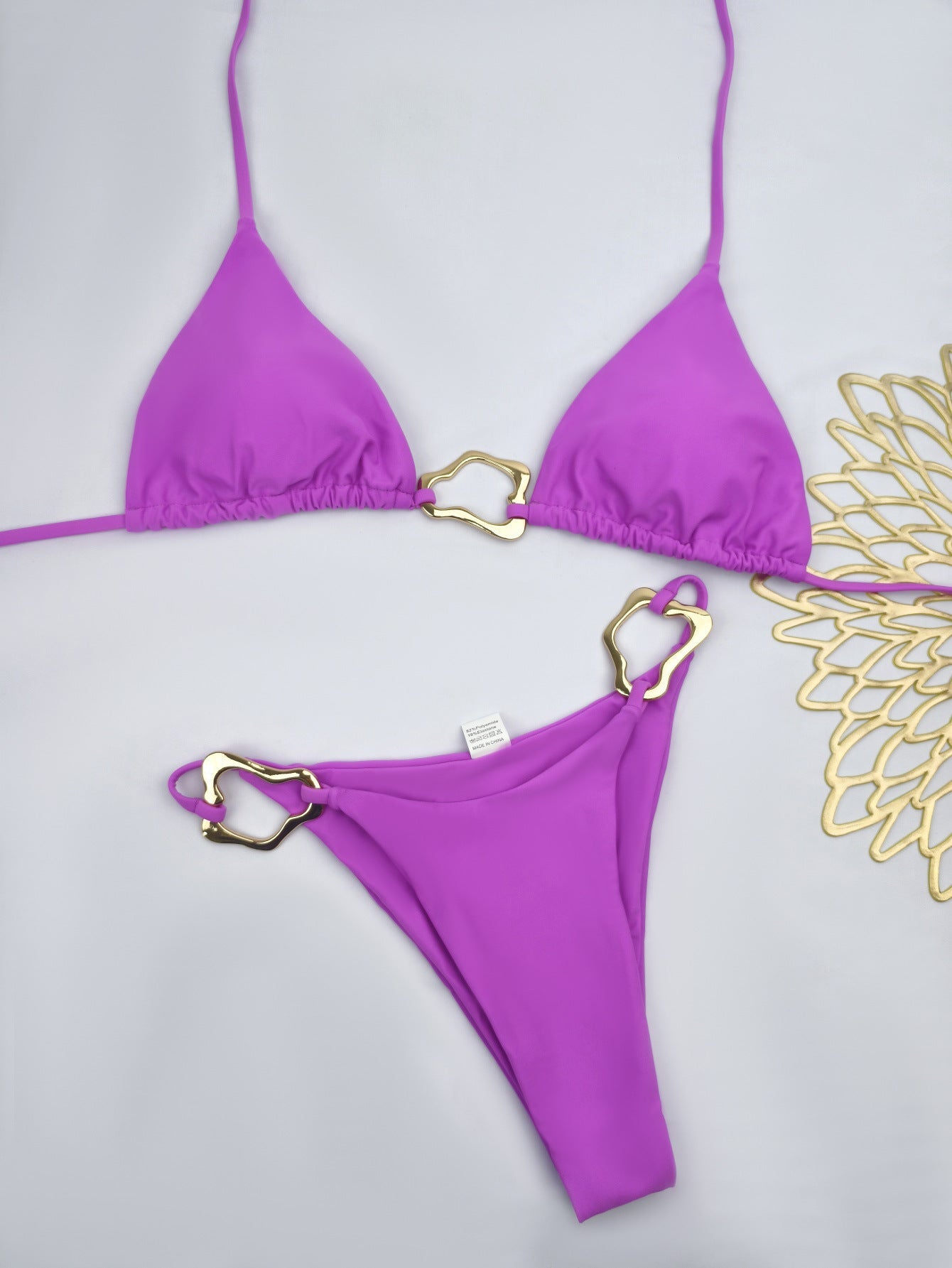 Bikini triangle femme avec détails dorés élégants Echo Archiv