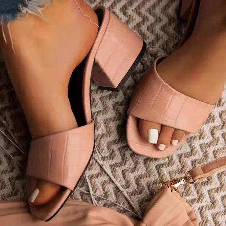 Sandales à talons ouverts pour femmes avec un design élégant en cuir crocodile R&B