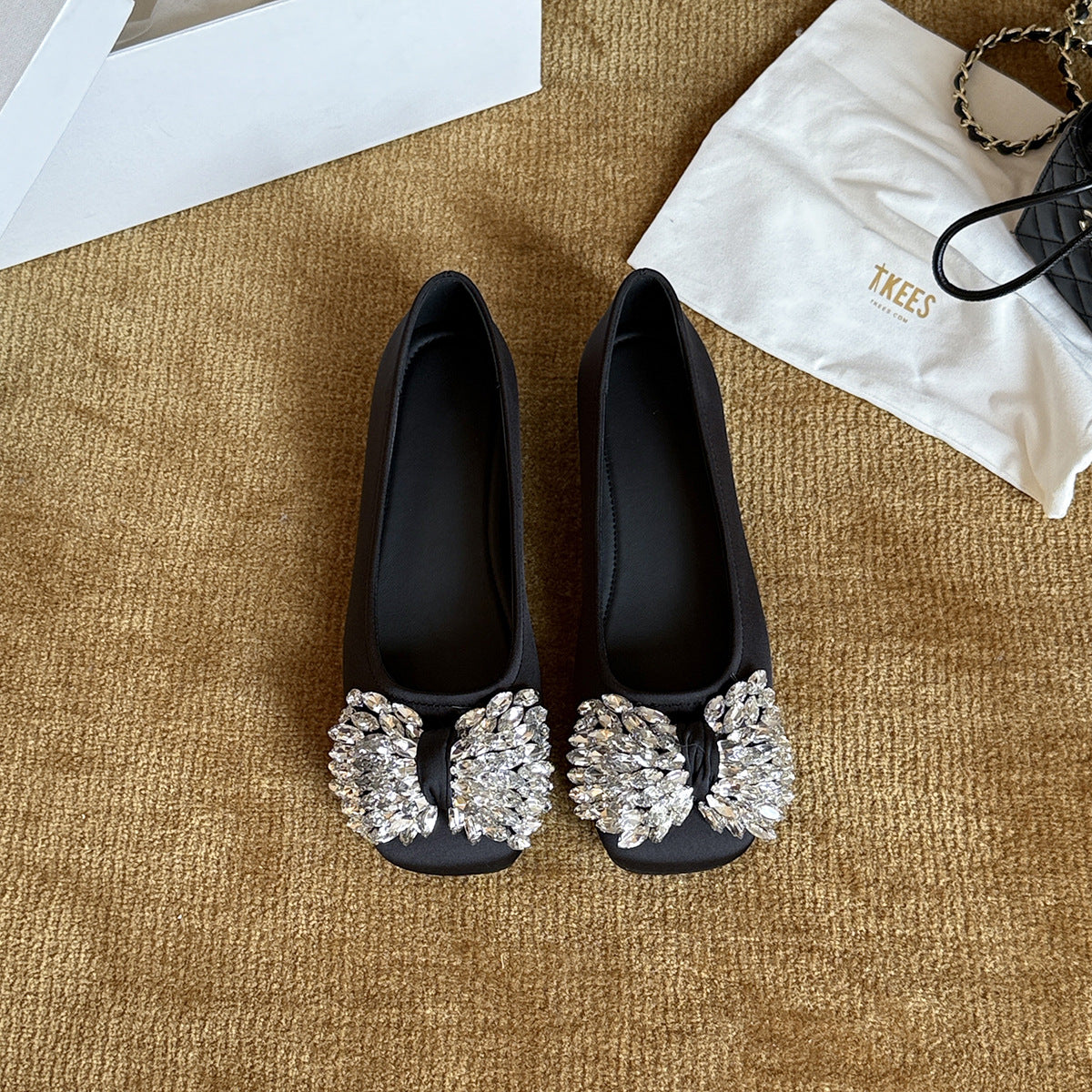 Ballerines élégantes pour femmes avec détail en bijou scintillant R&B