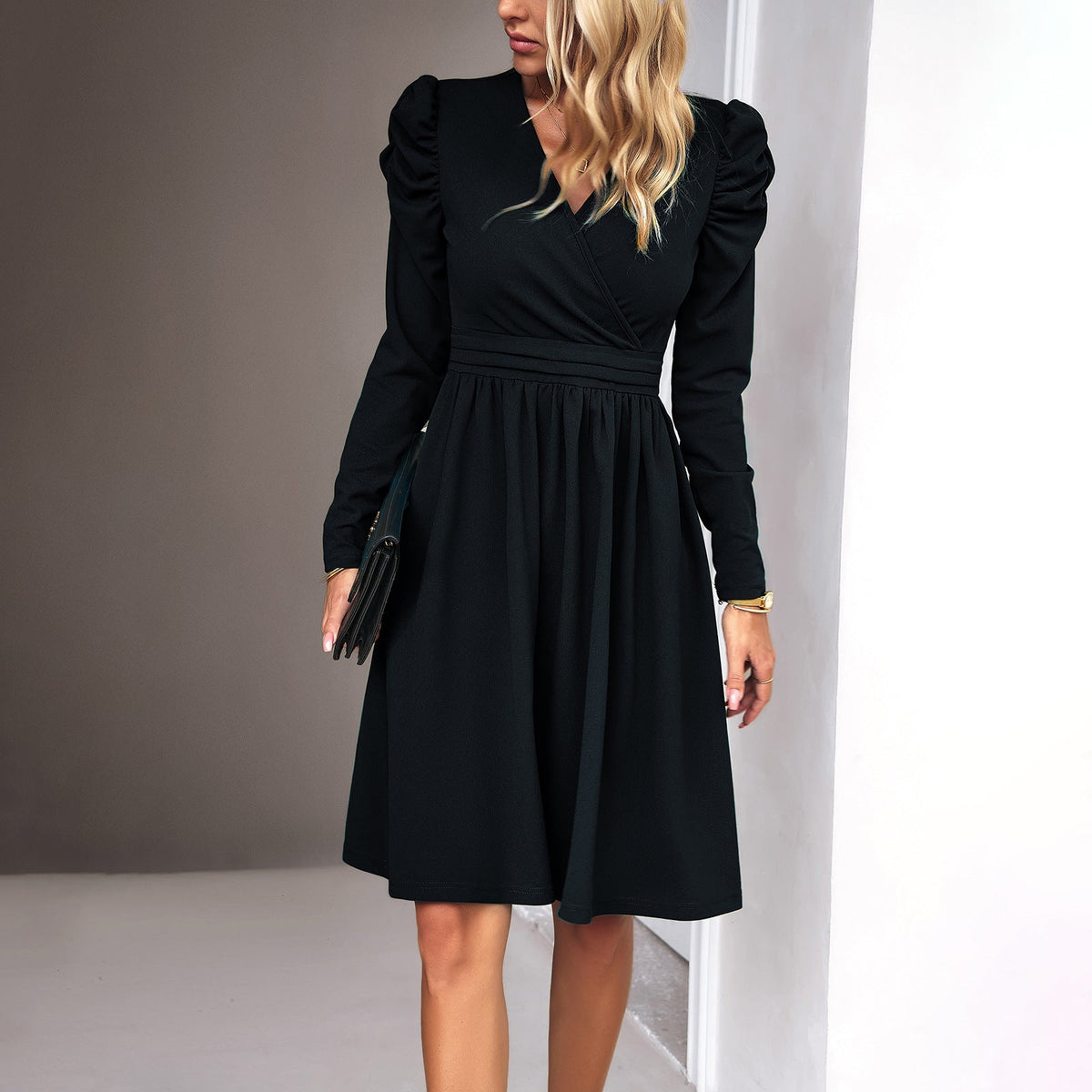 Robe midi portefeuille pour femmes avec manches bouffantes, taille marquée et jupe évasée Echo Archiv