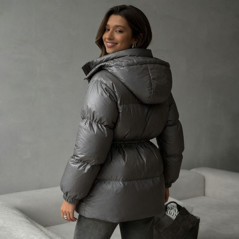 Veste à capuche pour femmes avec cordon de taille ajustable et finition brillante