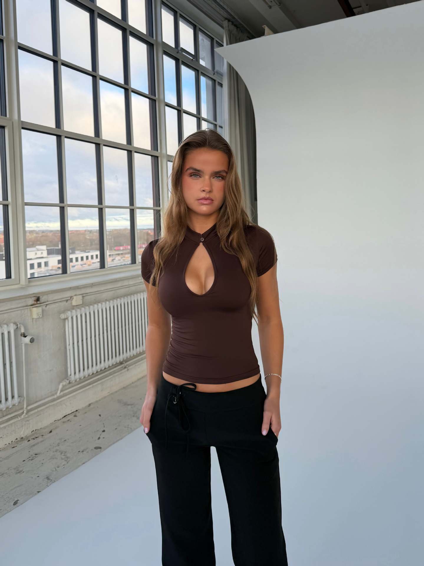 T-shirt ajusté pour femmes avec décolleté en forme de clé R&B