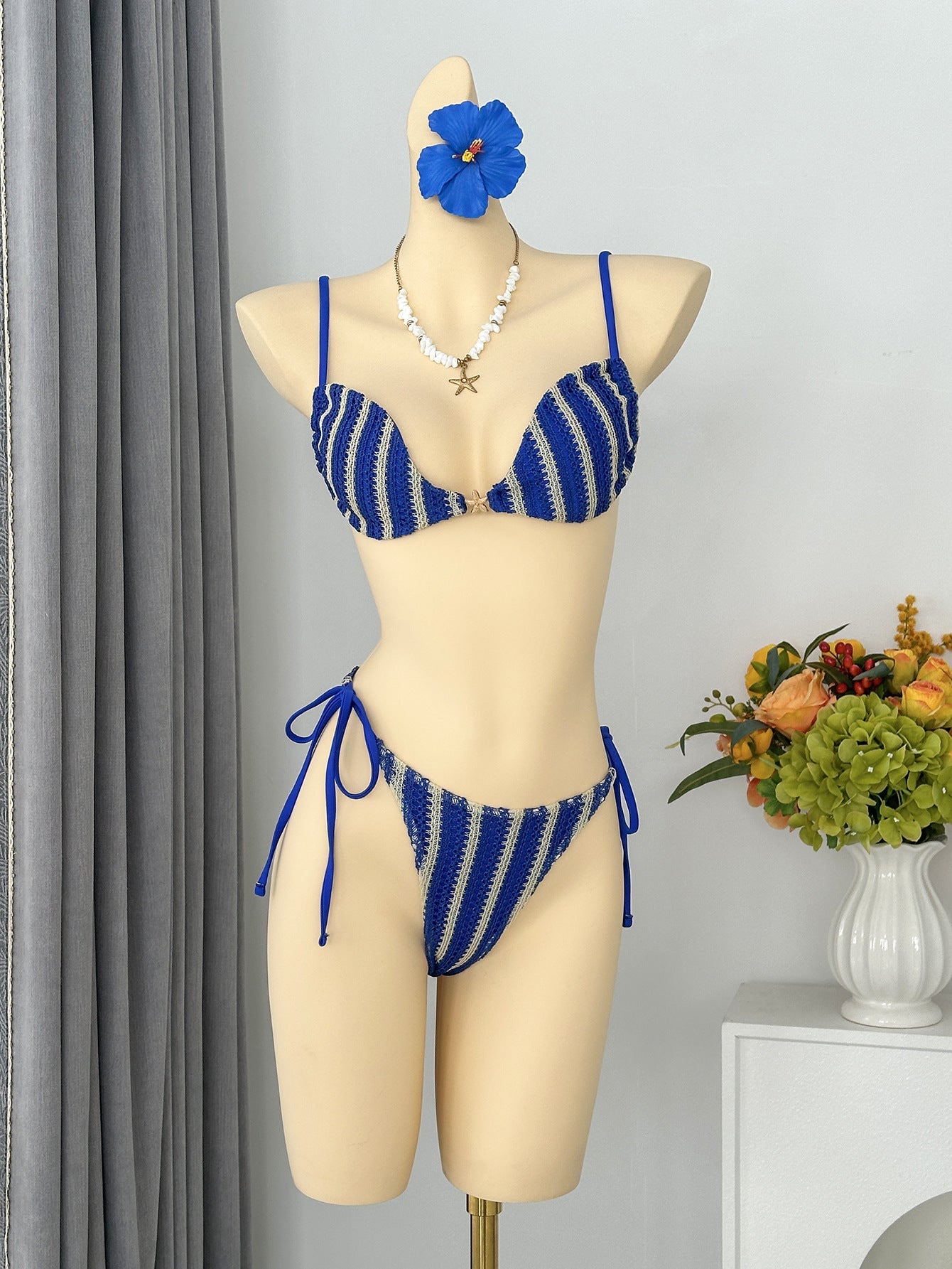 Bikini triangle pour femmes avec un design de lien ludique R&B